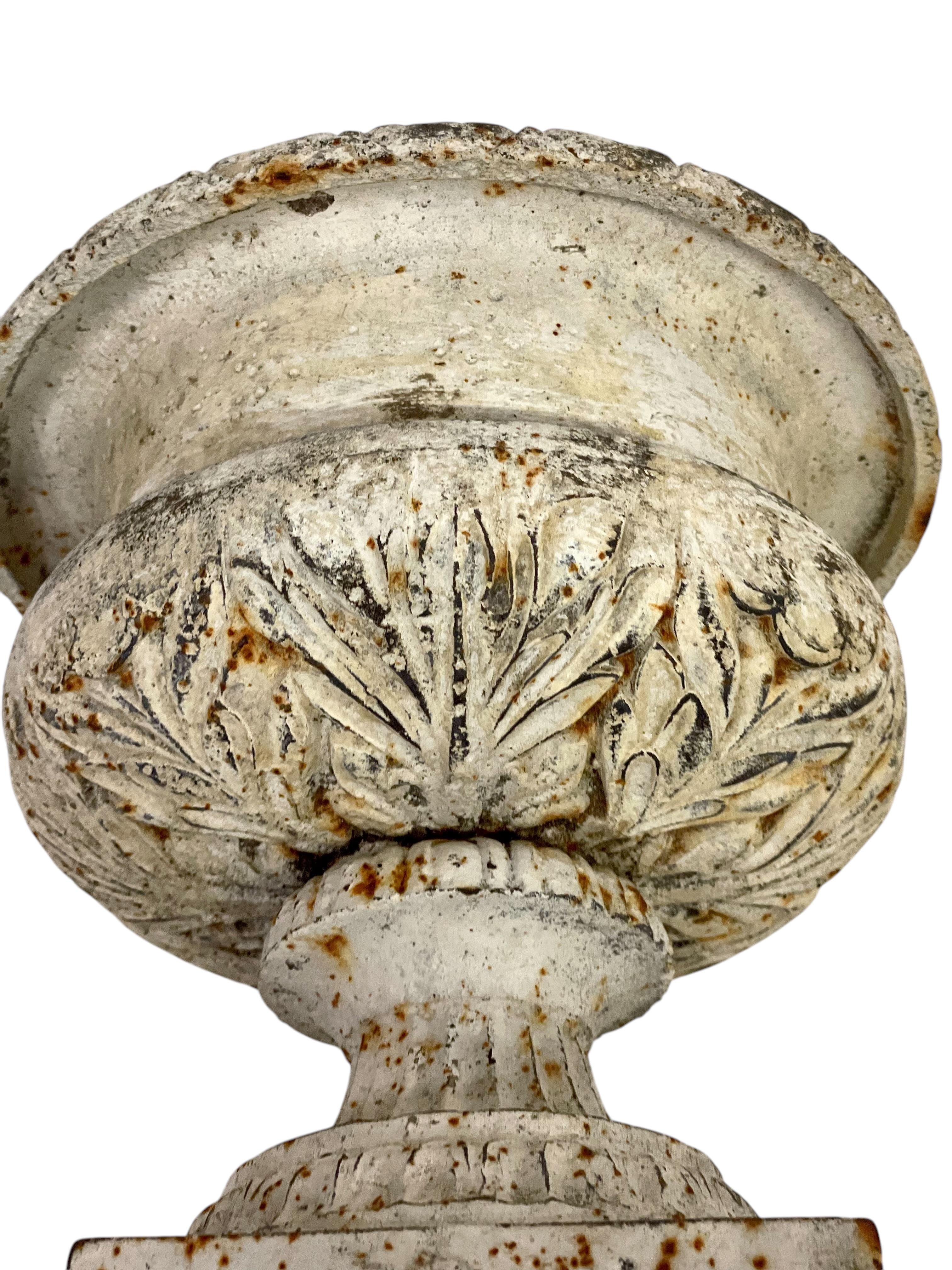 Paar Petite Louis XVI Gartenurnen aus Gusseisen aus dem 19. im Angebot 6