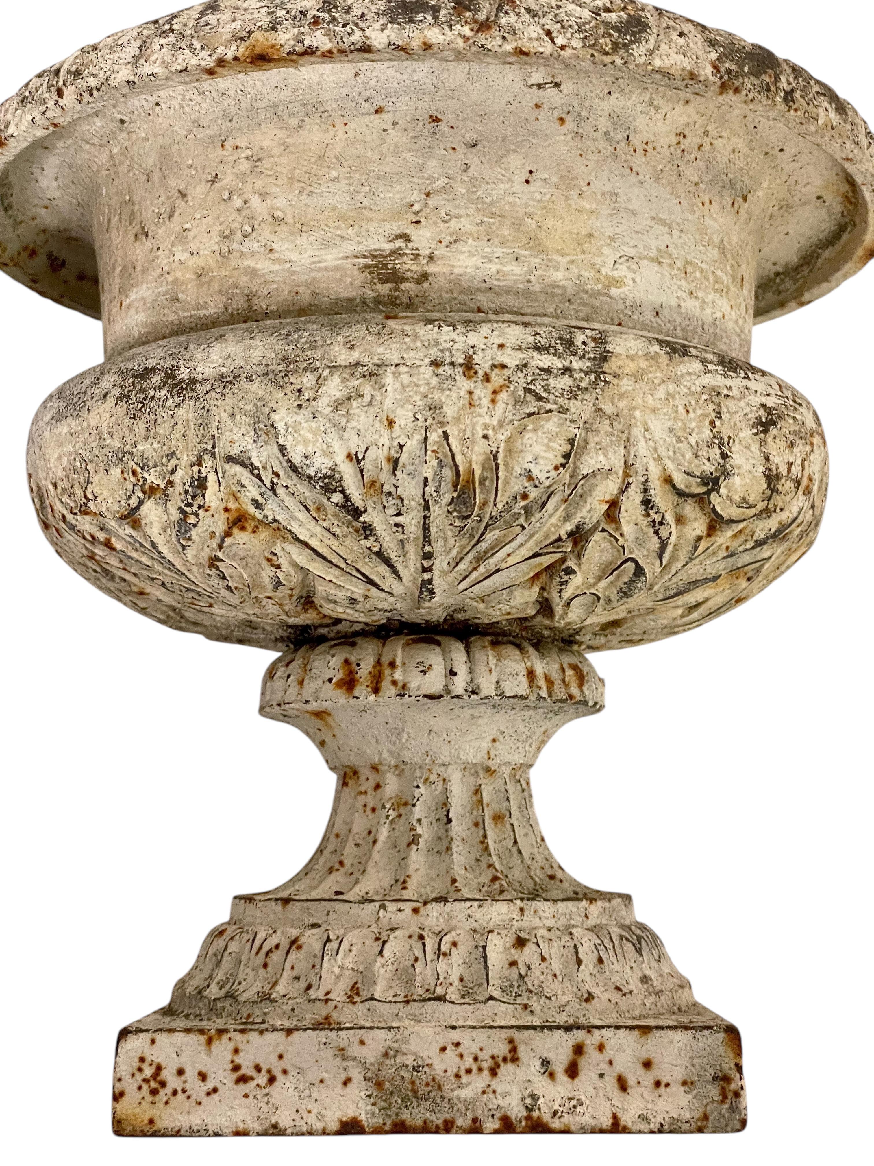 Paar Petite Louis XVI Gartenurnen aus Gusseisen aus dem 19. im Angebot 7