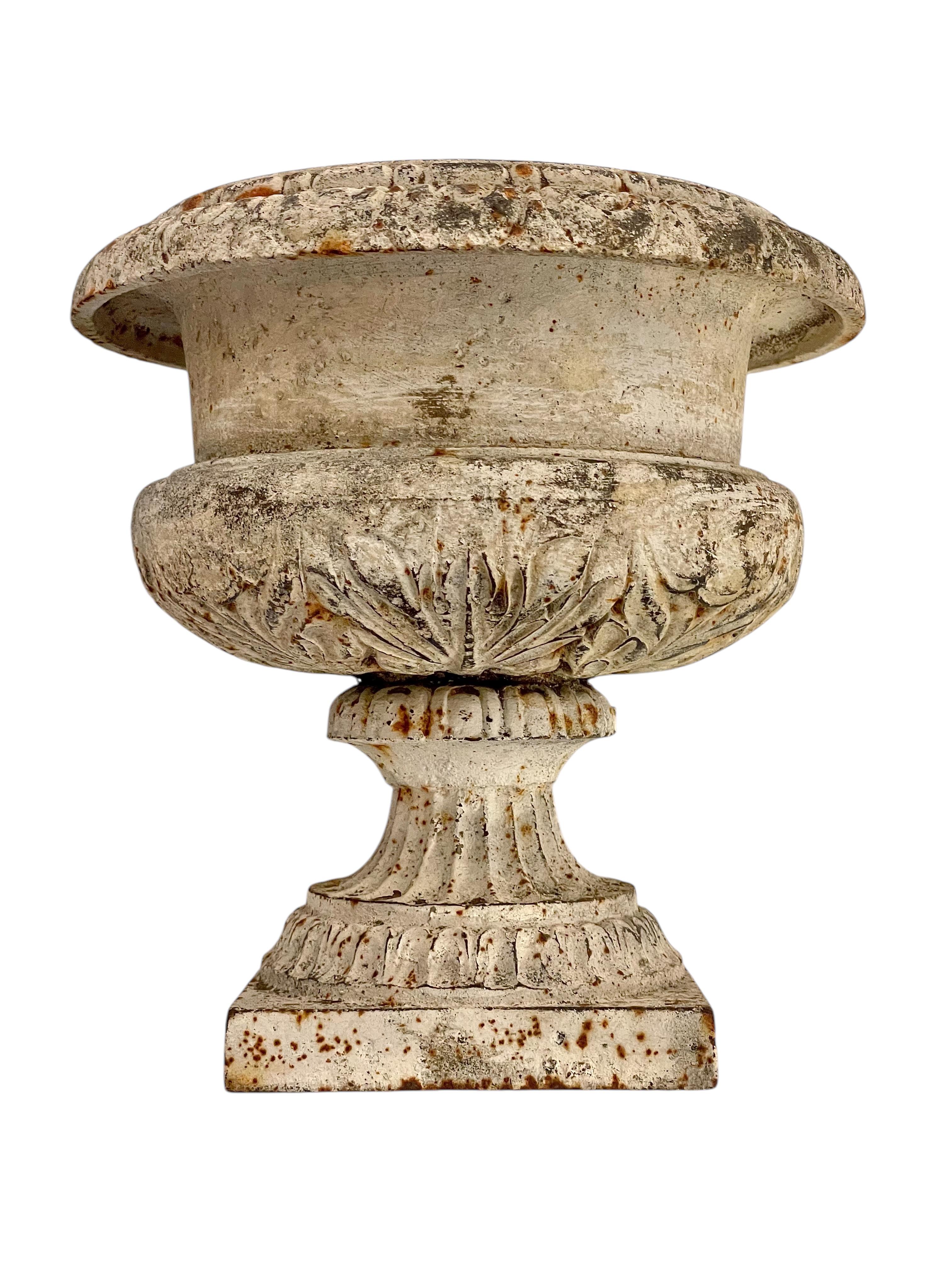 Paar Petite Louis XVI Gartenurnen aus Gusseisen aus dem 19. im Angebot 8