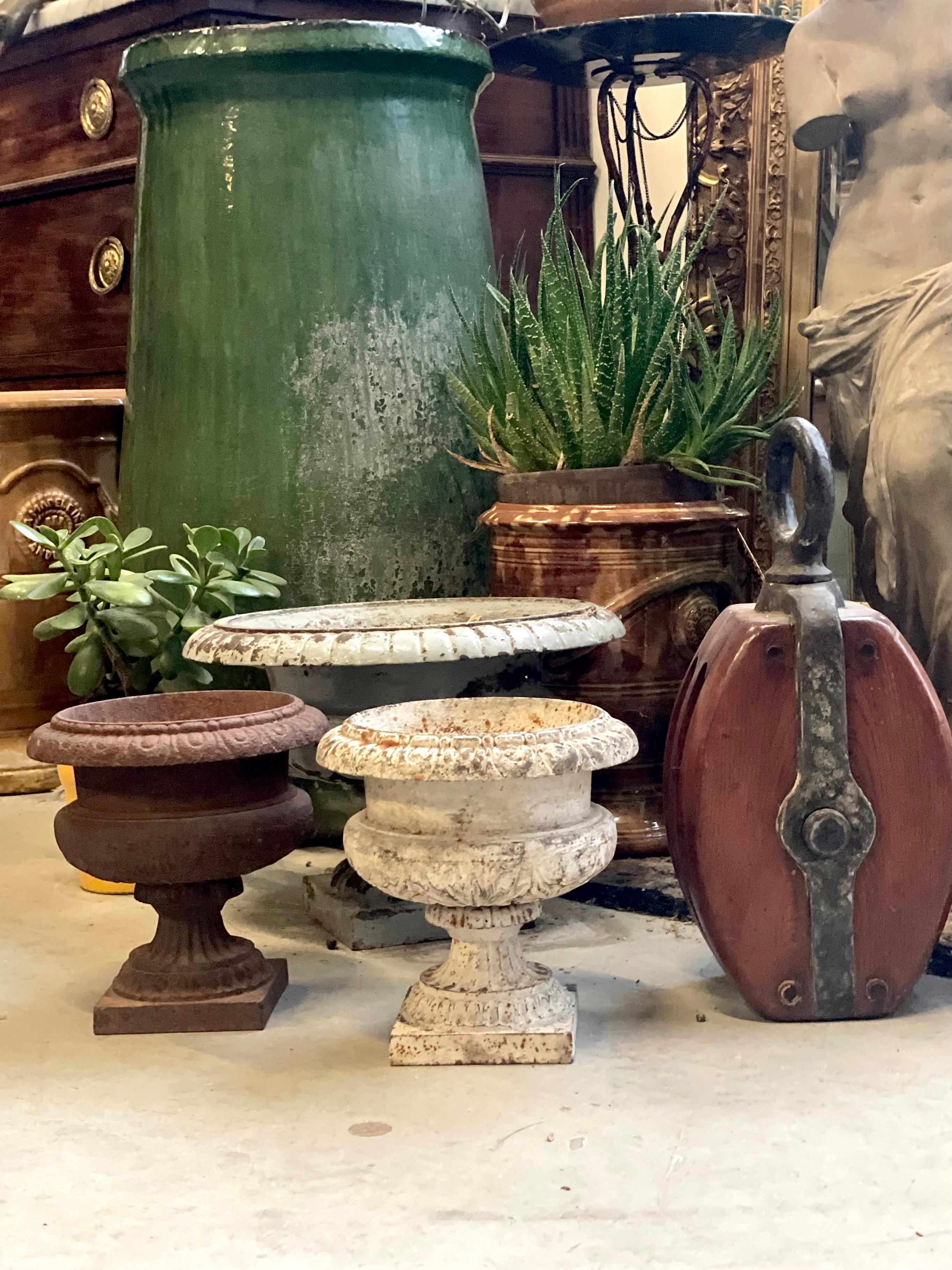 Paar Petite Louis XVI Gartenurnen aus Gusseisen aus dem 19. im Angebot 11