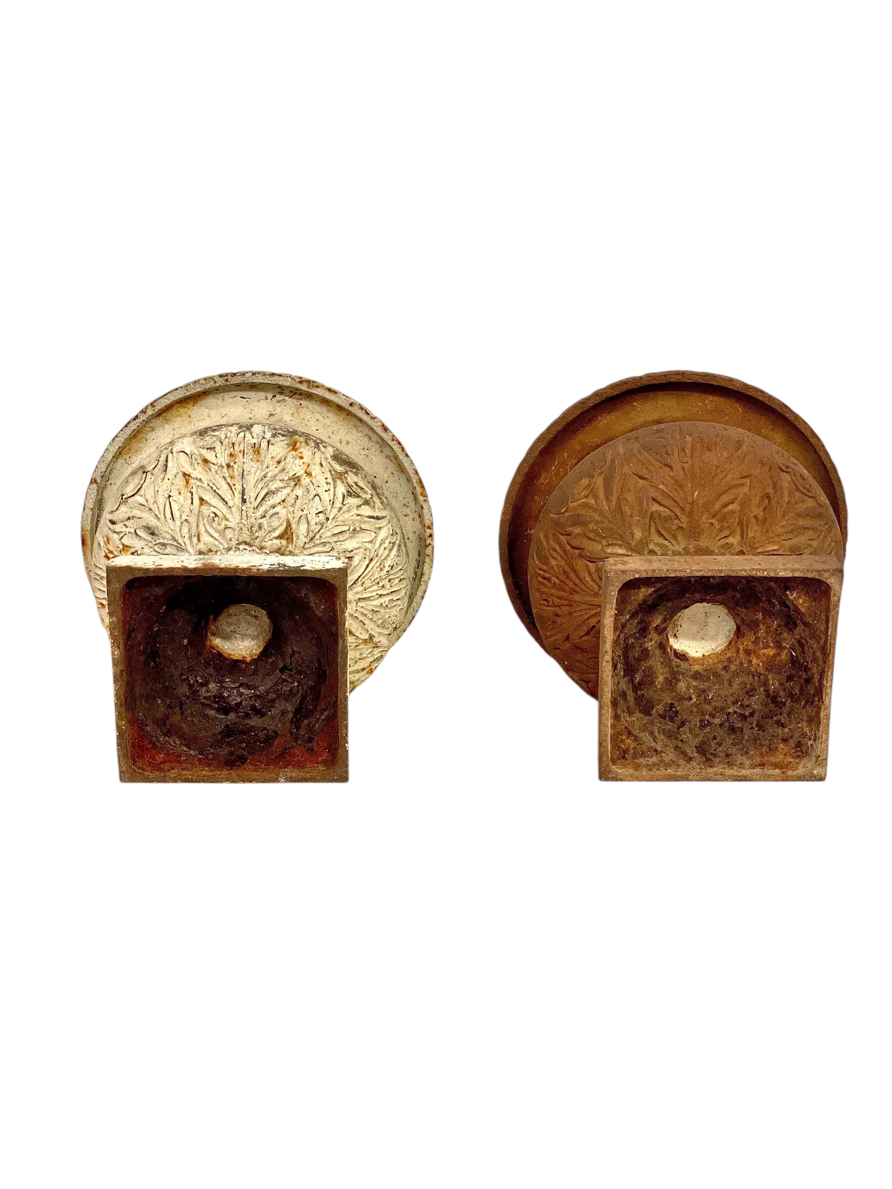 Paar Petite Louis XVI Gartenurnen aus Gusseisen aus dem 19. (Gegossen) im Angebot