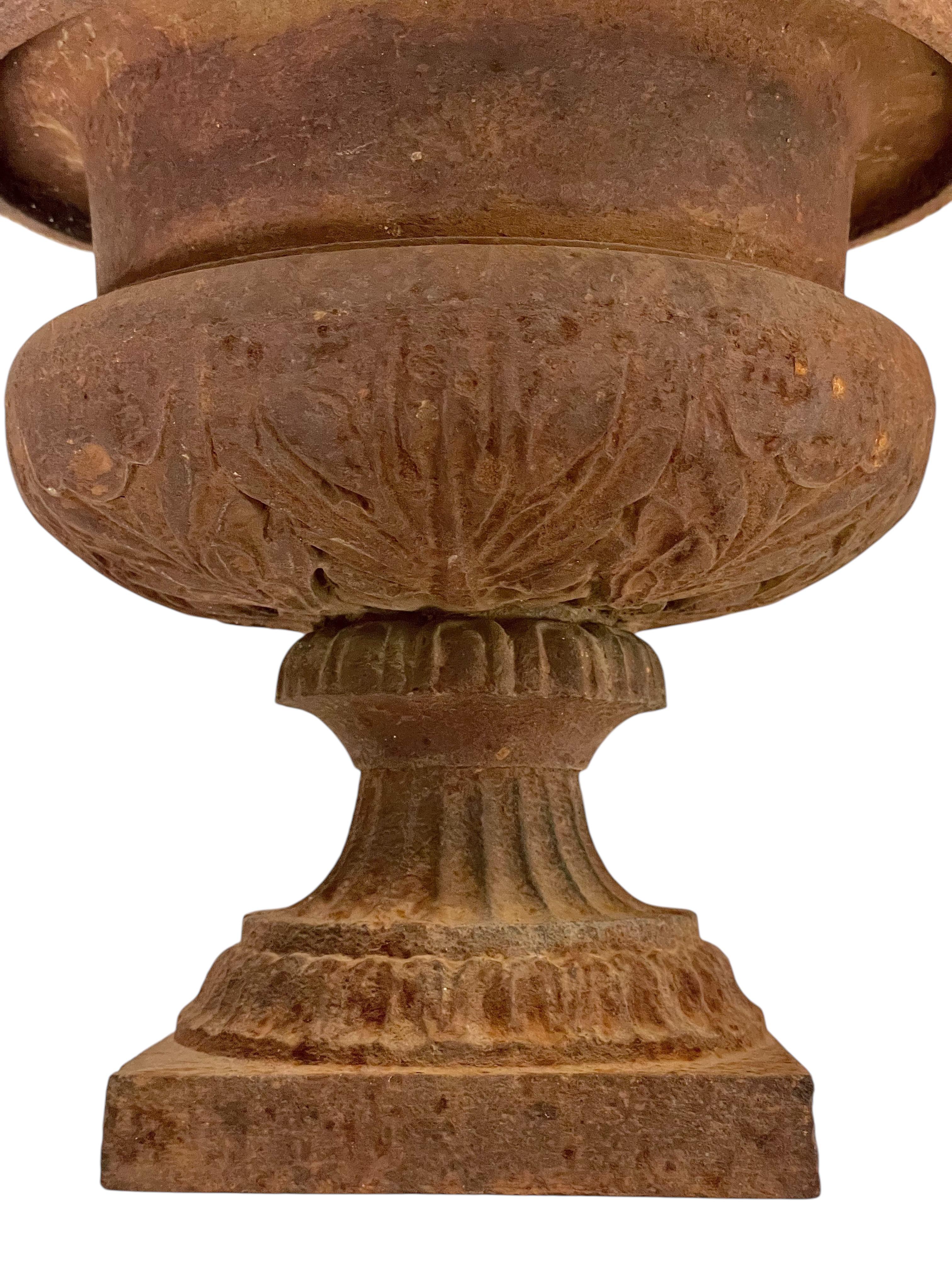 Paar Petite Louis XVI Gartenurnen aus Gusseisen aus dem 19. (Eisen) im Angebot