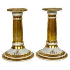 Siglo XIX Pareja de pequeños candelabros de porcelana y dorados