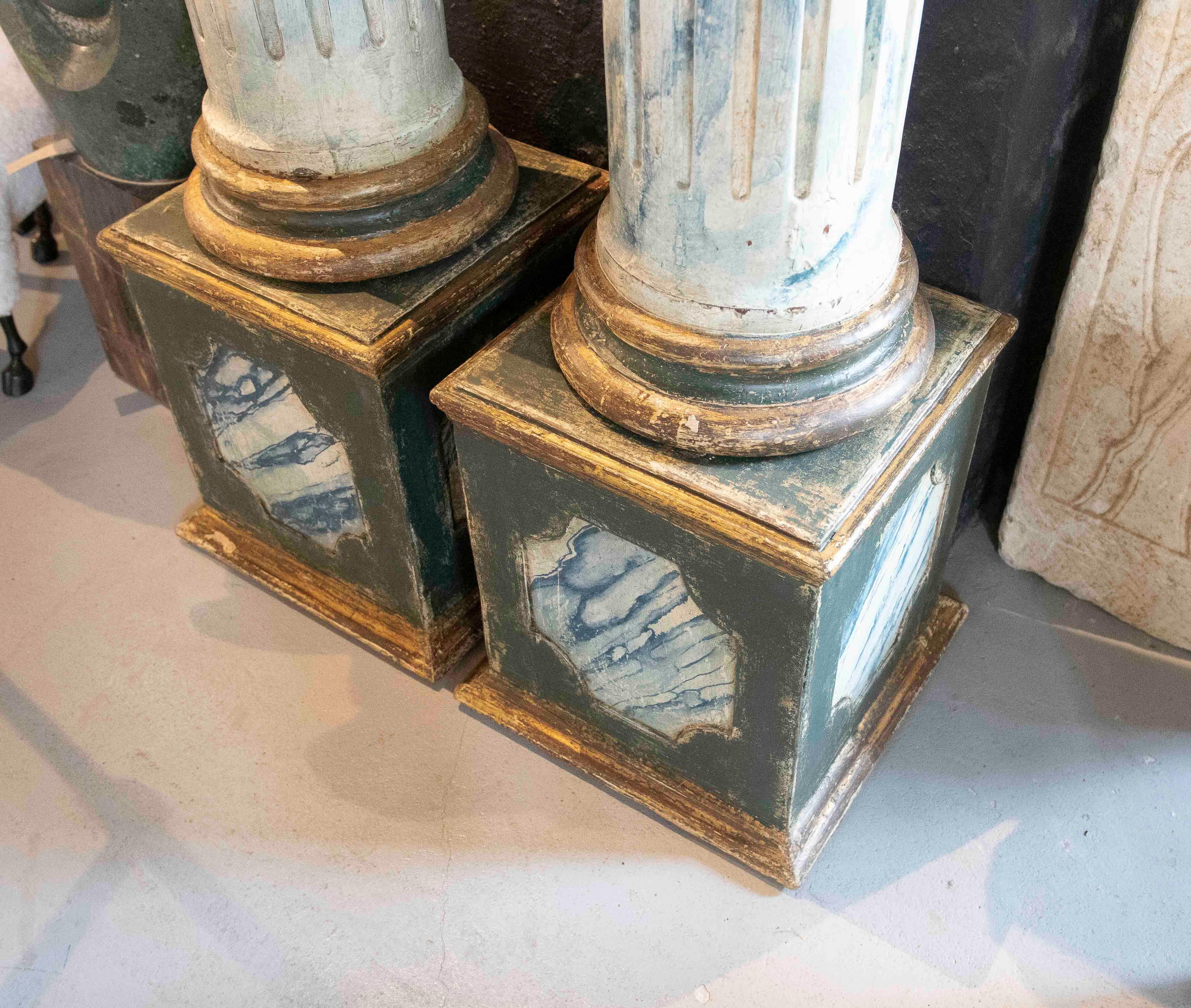 Paar polychrome Holzsäulen des 19. Jahrhunderts mit korinthischen Kapitellen im Angebot 6