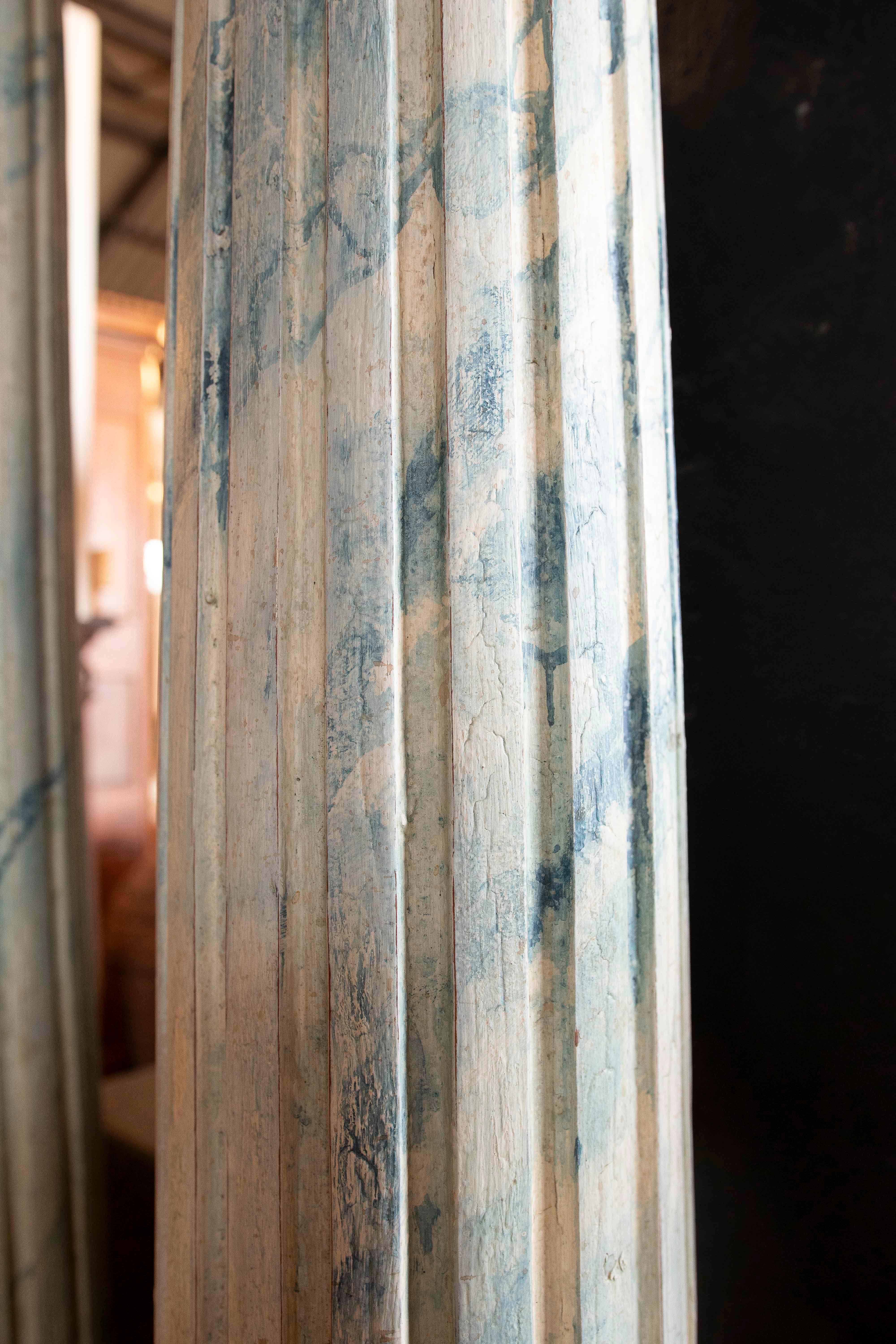 Paar polychrome Holzsäulen des 19. Jahrhunderts mit korinthischen Kapitellen im Angebot 7