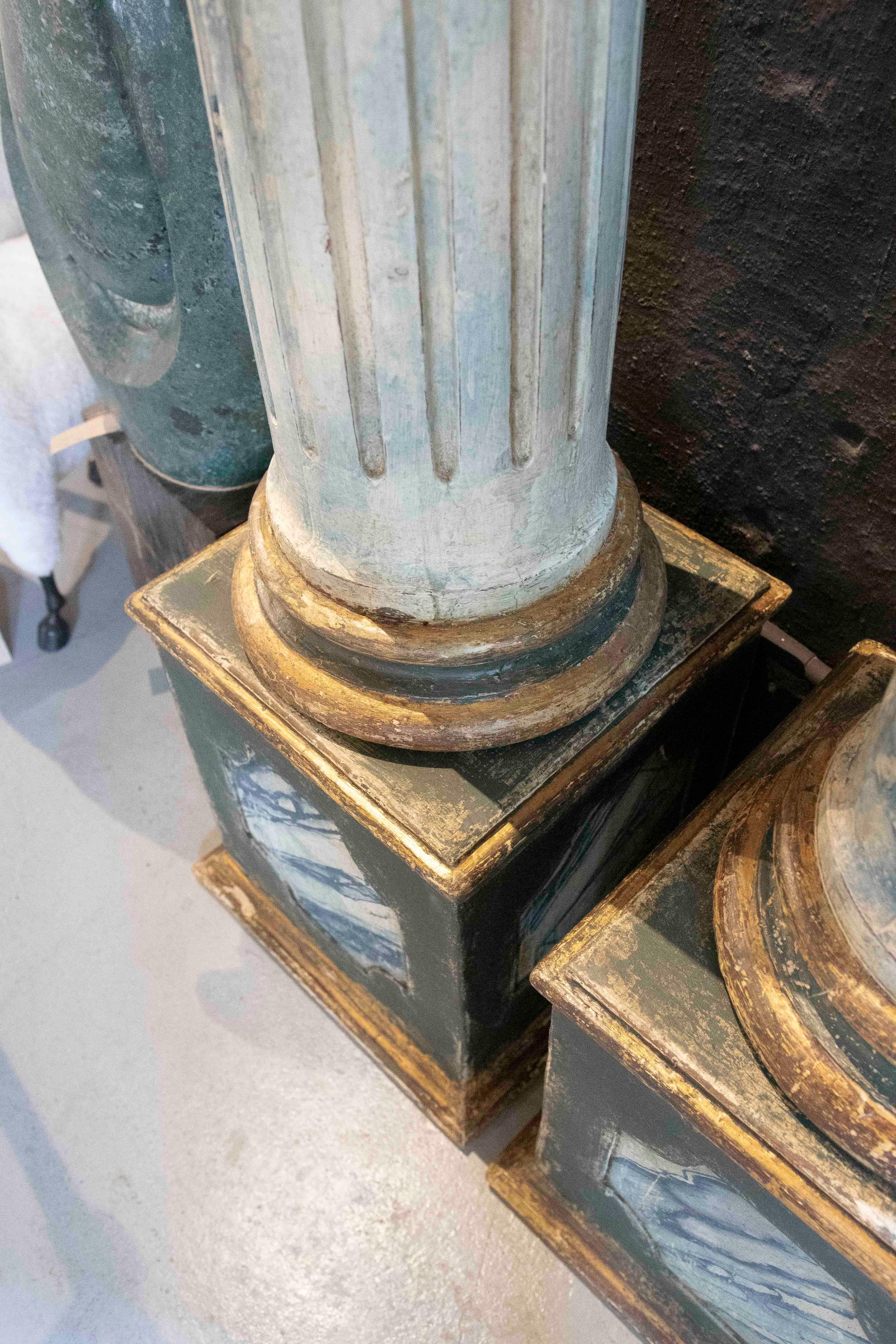 Paar polychrome Holzsäulen des 19. Jahrhunderts mit korinthischen Kapitellen im Angebot 11