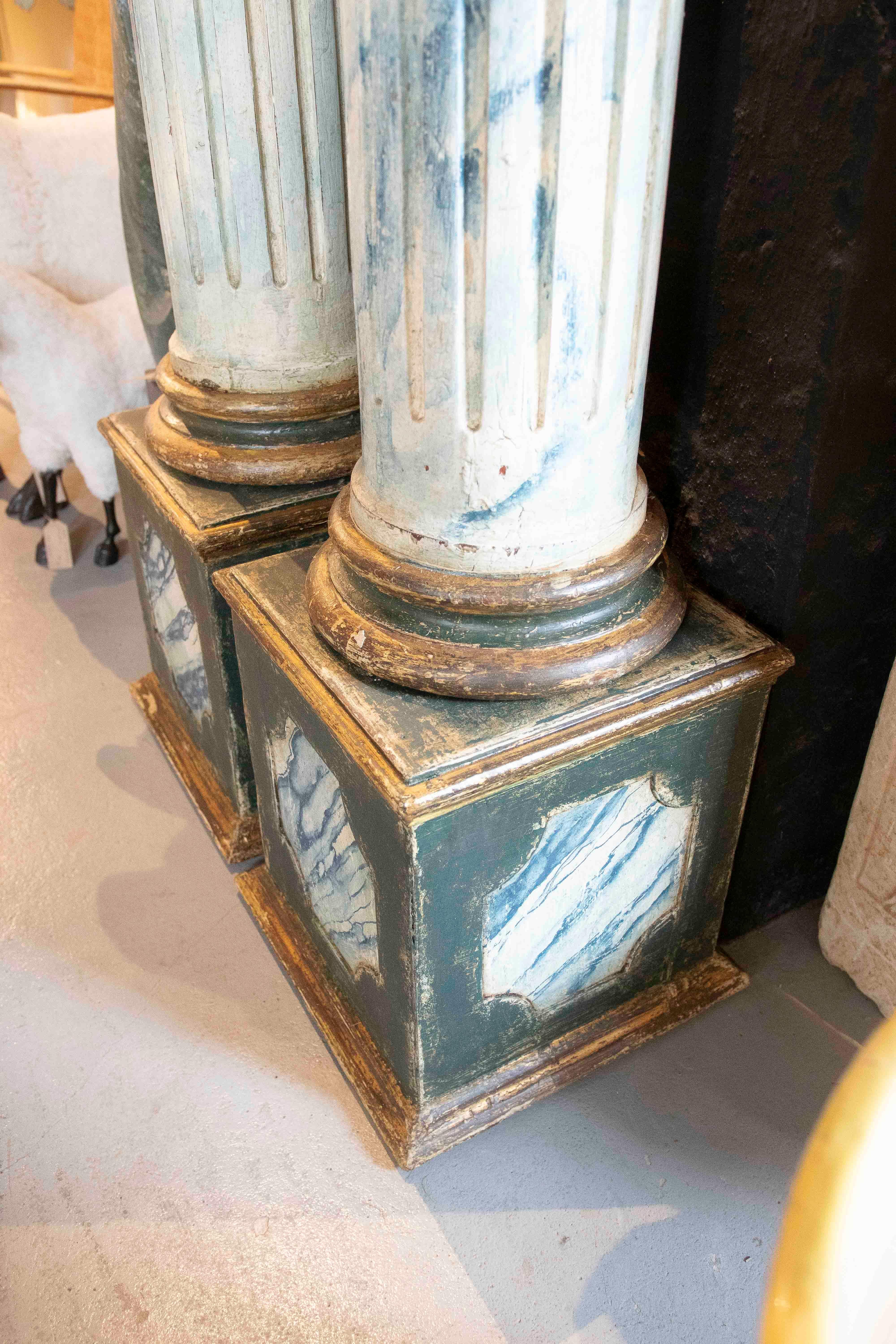 Paar polychrome Holzsäulen des 19. Jahrhunderts mit korinthischen Kapitellen im Angebot 12