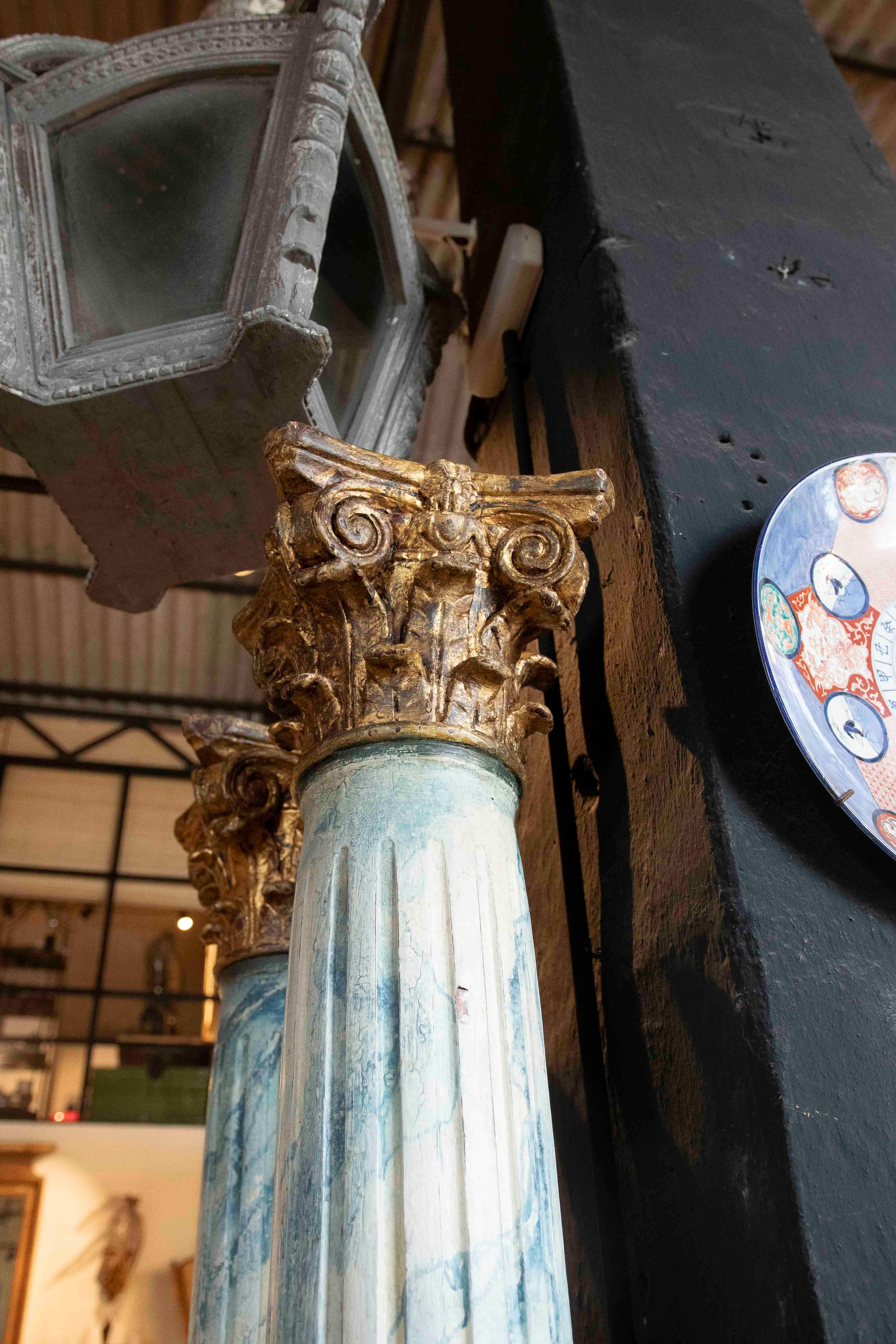 Paar polychrome Holzsäulen des 19. Jahrhunderts mit korinthischen Kapitellen im Angebot 13