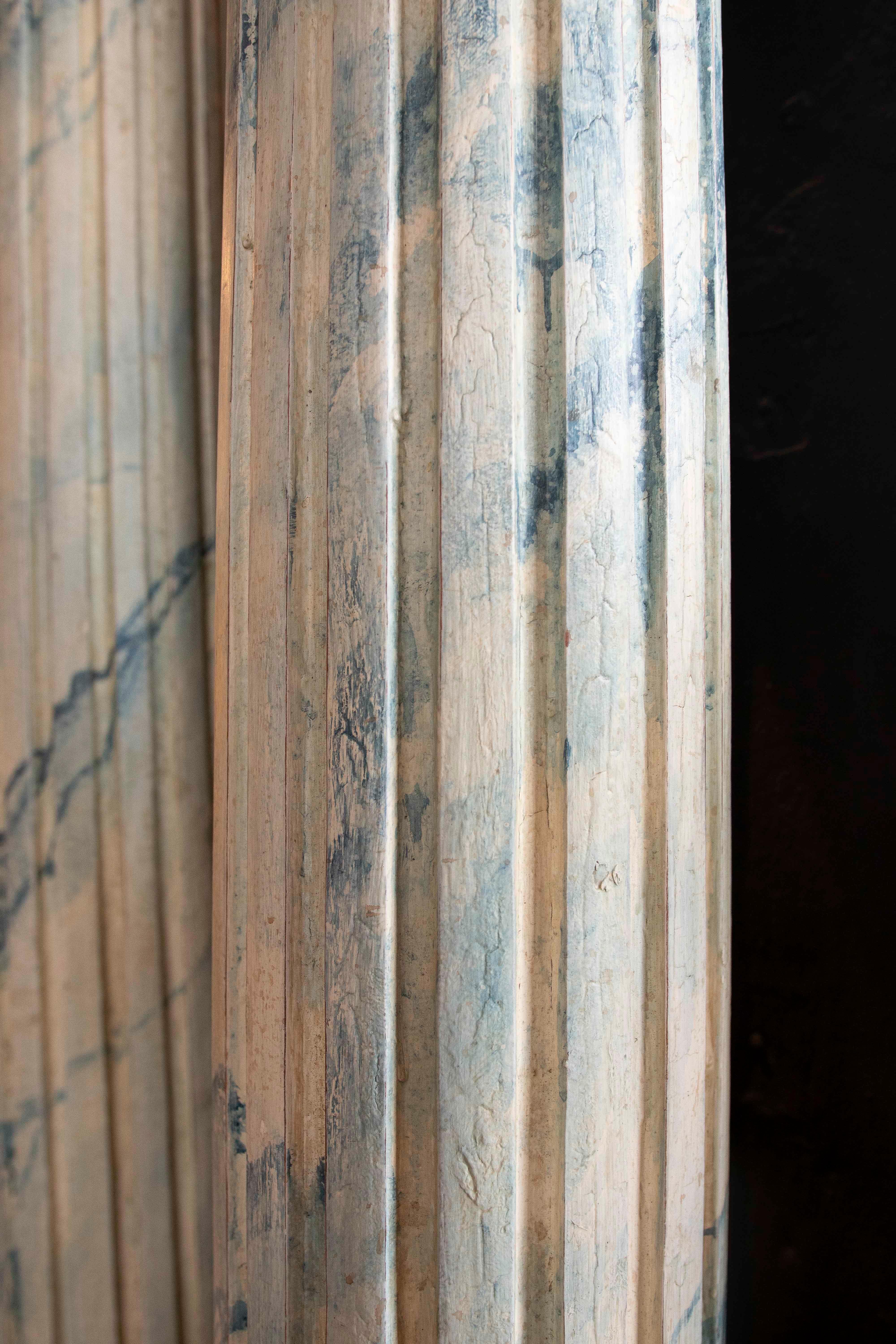 Paar polychrome Holzsäulen des 19. Jahrhunderts mit korinthischen Kapitellen im Angebot 15