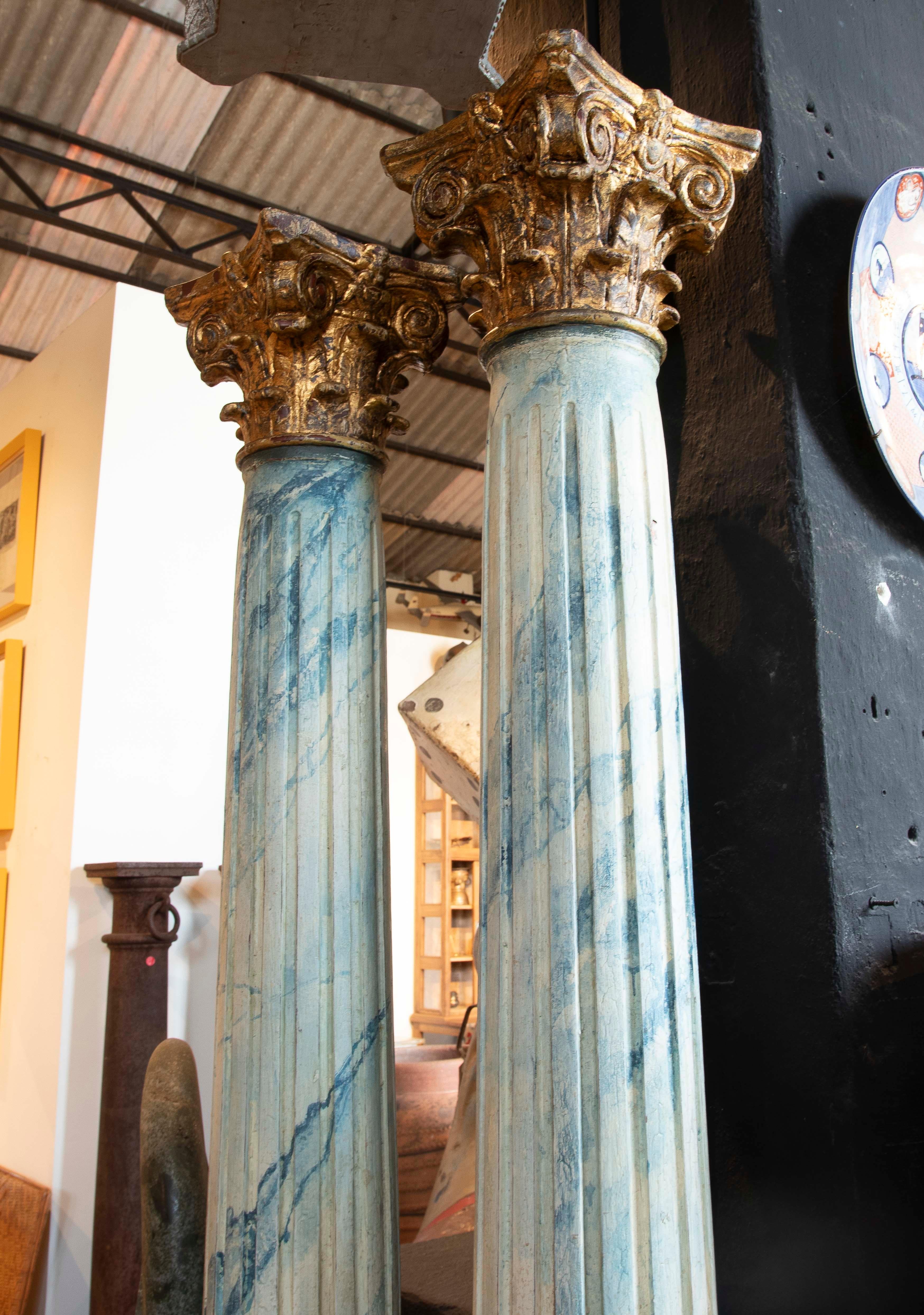 Paar polychrome Holzsäulen des 19. Jahrhunderts mit korinthischen Kapitellen (Spanisch) im Angebot
