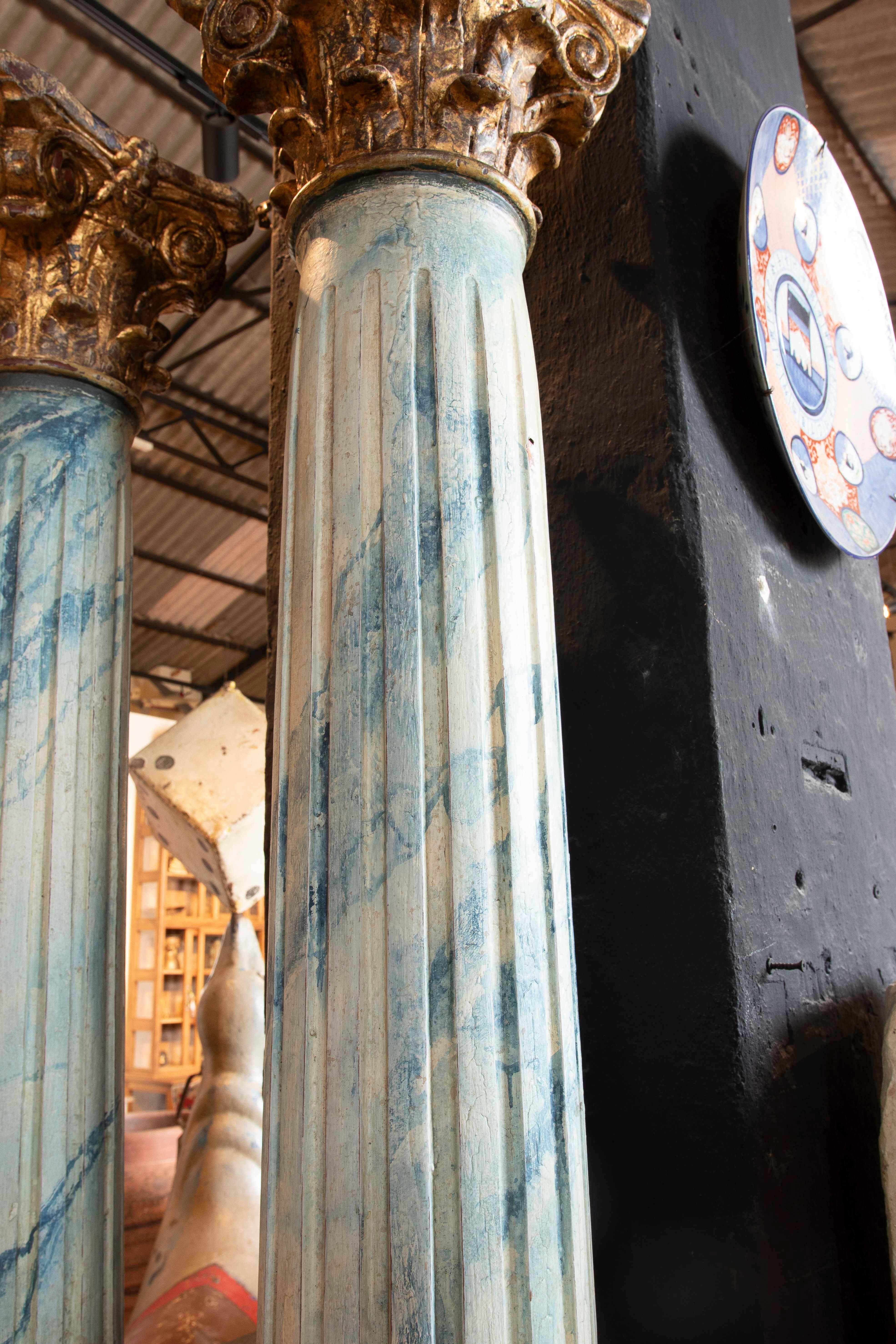 Paar polychrome Holzsäulen des 19. Jahrhunderts mit korinthischen Kapitellen (Handbemalt) im Angebot