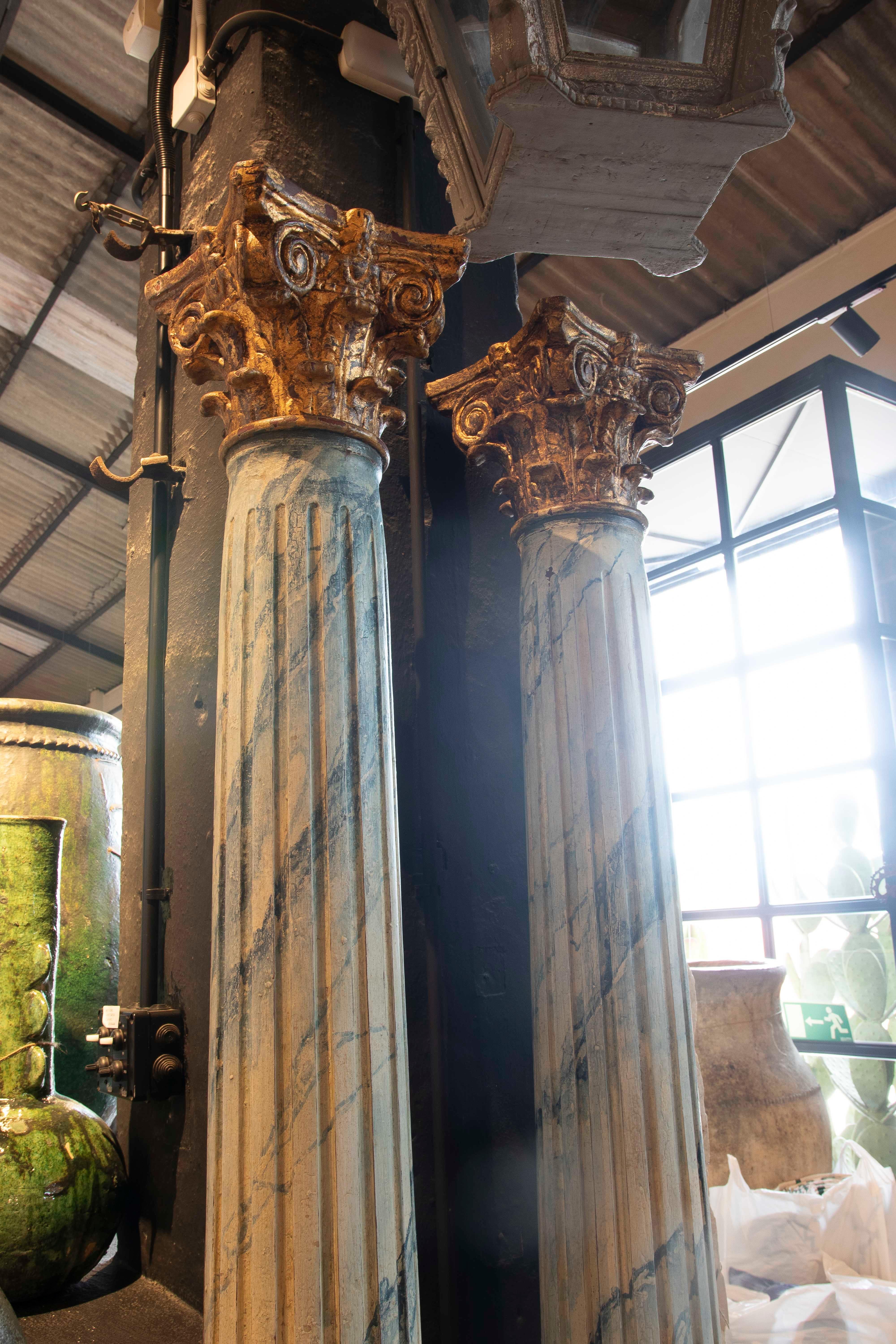 Paar polychrome Holzsäulen des 19. Jahrhunderts mit korinthischen Kapitellen im Zustand „Gut“ im Angebot in Marbella, ES