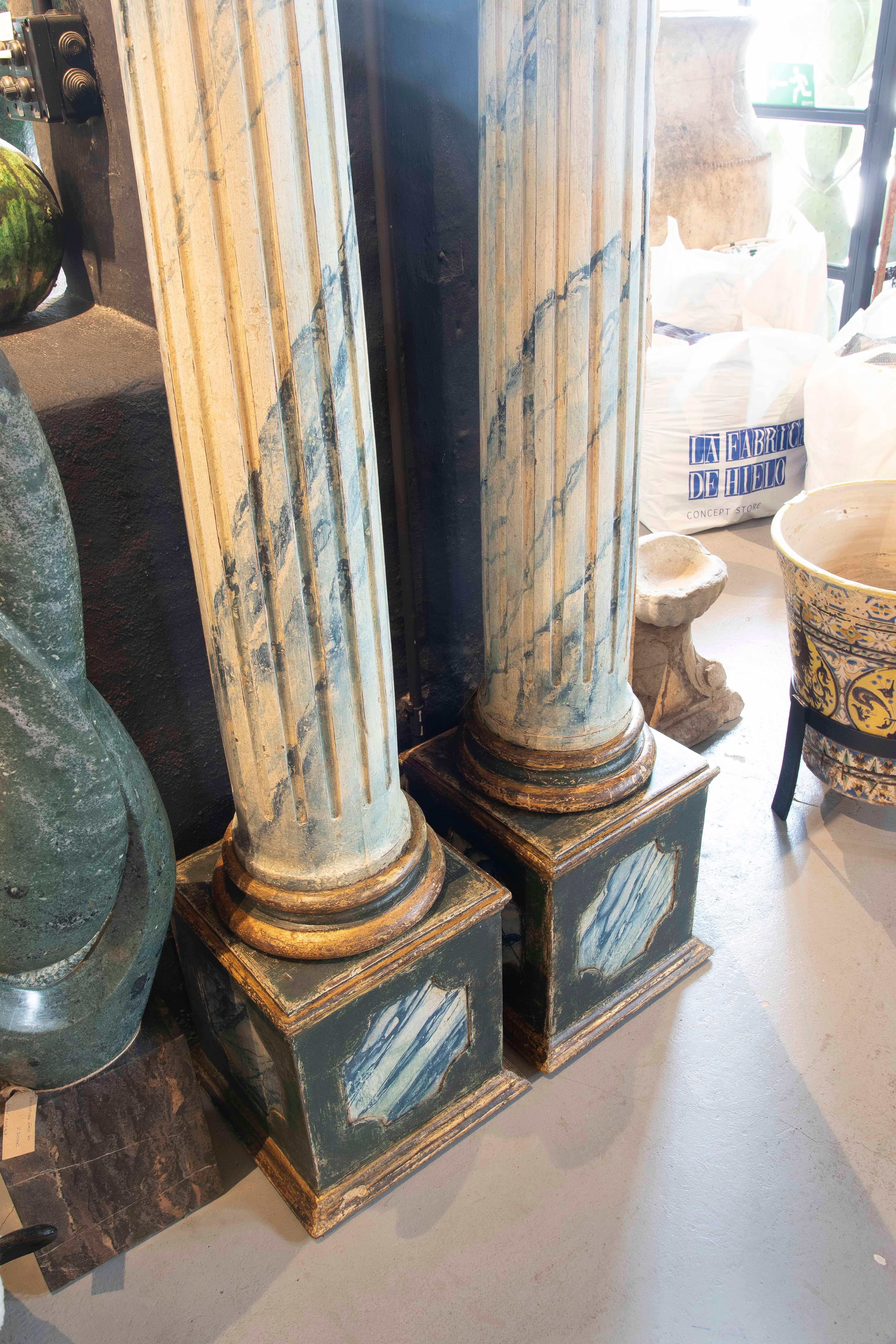 Paar polychrome Holzsäulen des 19. Jahrhunderts mit korinthischen Kapitellen im Angebot 1