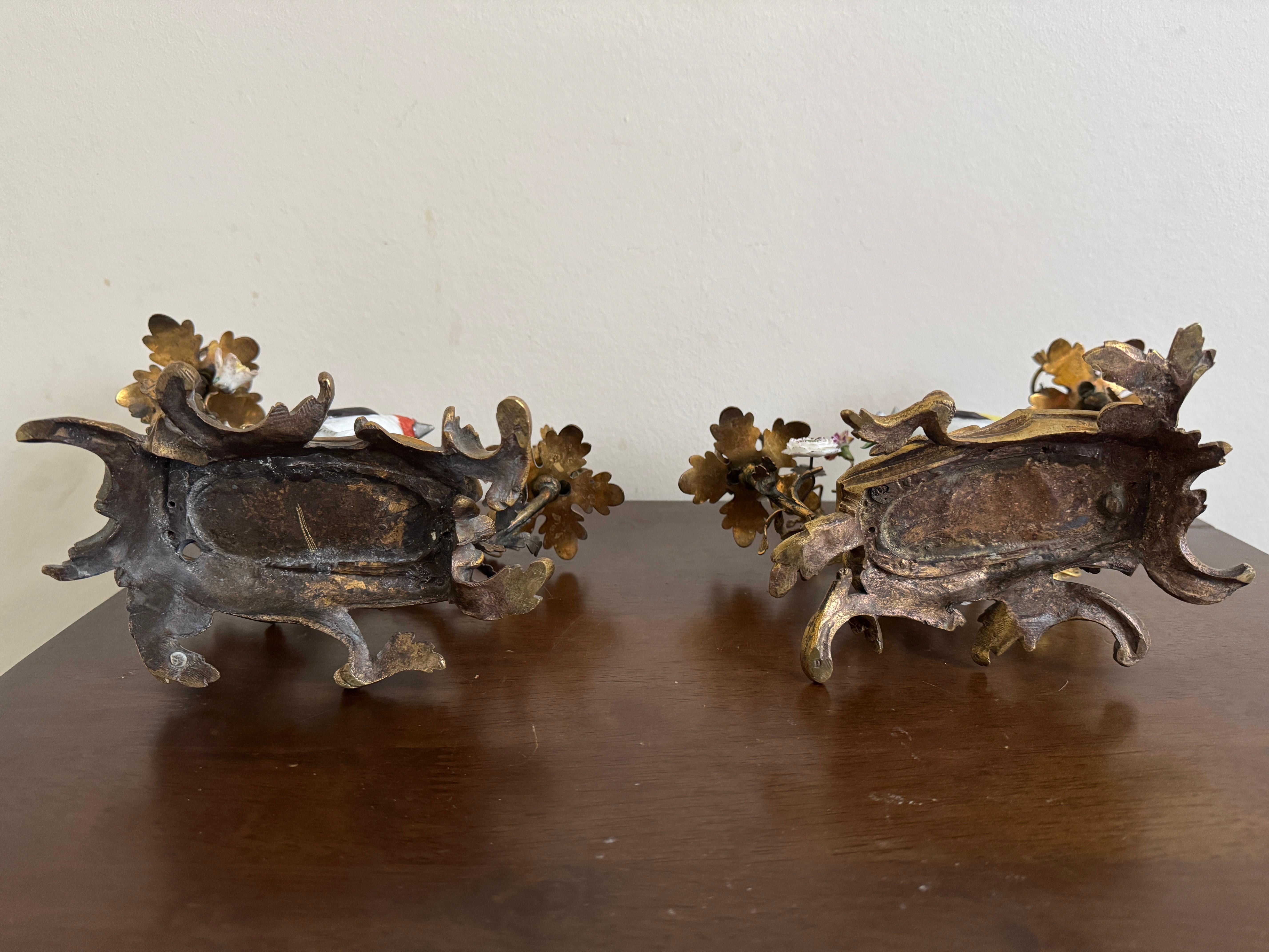 Coppia di candelabri in porcellana con uccelli in ormeggio del XIX secolo in vendita 5