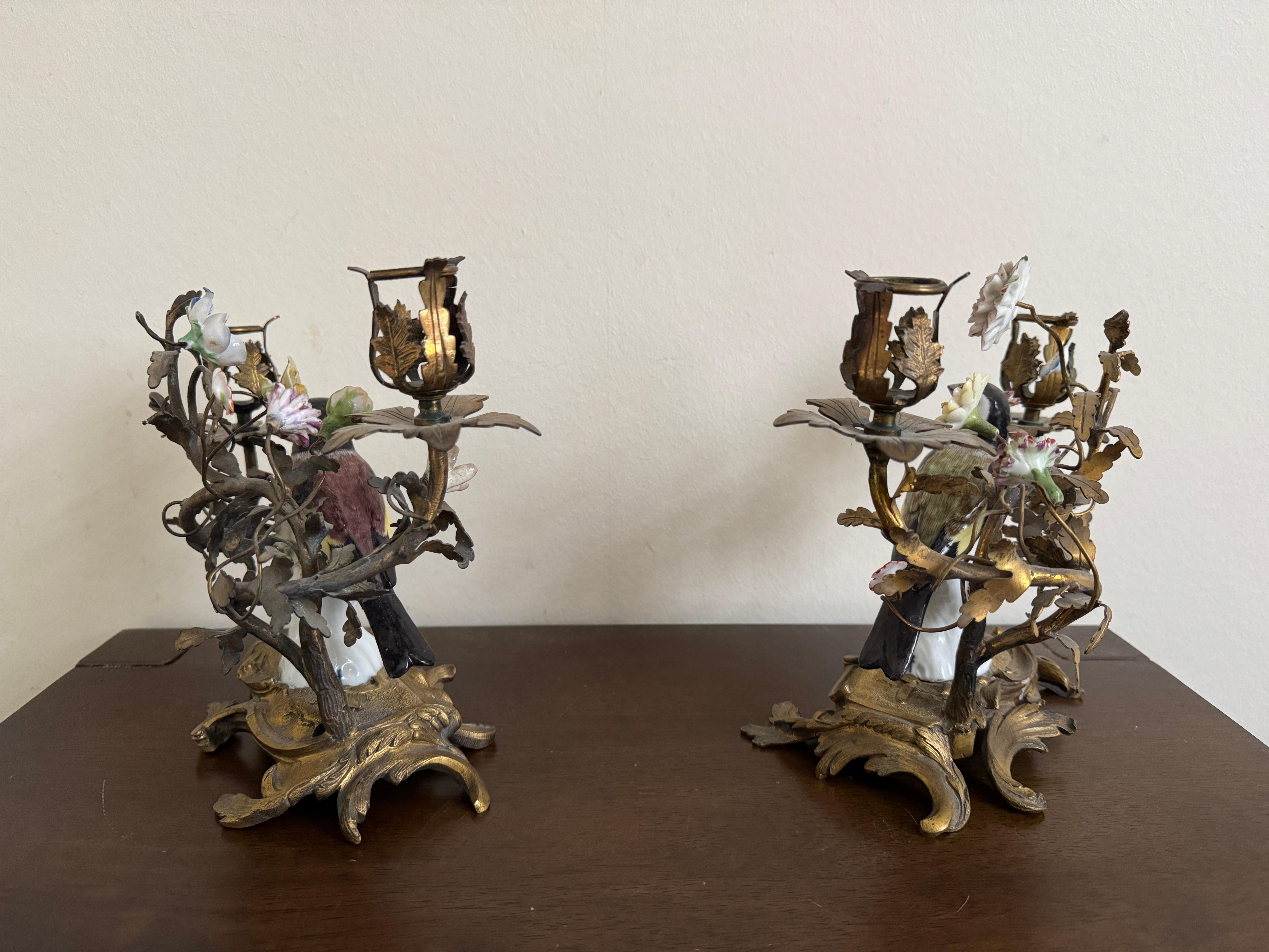 Francese Coppia di candelabri in porcellana con uccelli in ormeggio del XIX secolo in vendita