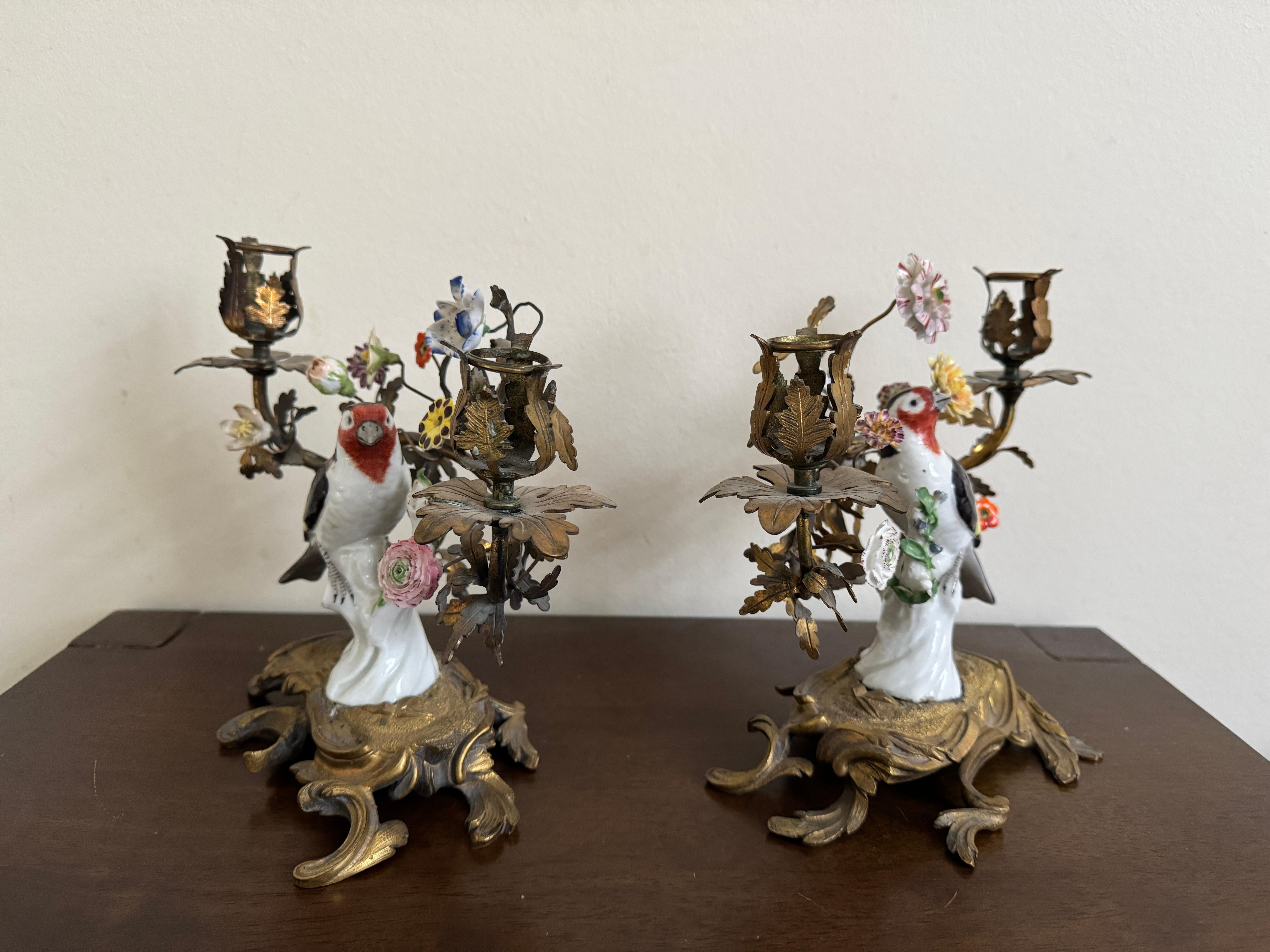 Coppia di candelabri in porcellana con uccelli in ormeggio del XIX secolo in vendita 2