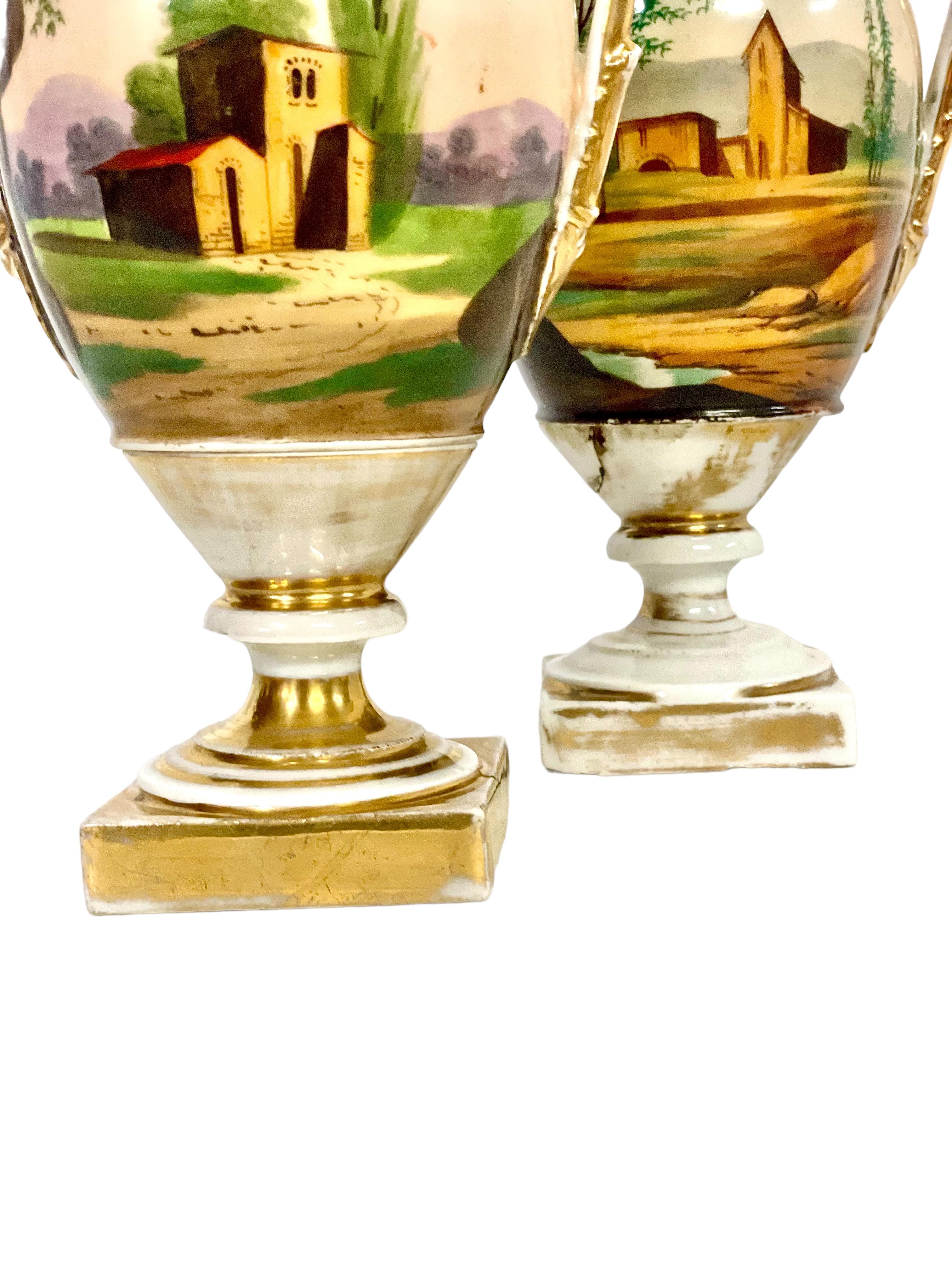 Paire d'urnes en porcelaine de Paris peintes à la main du 19ème siècle  en vente 2