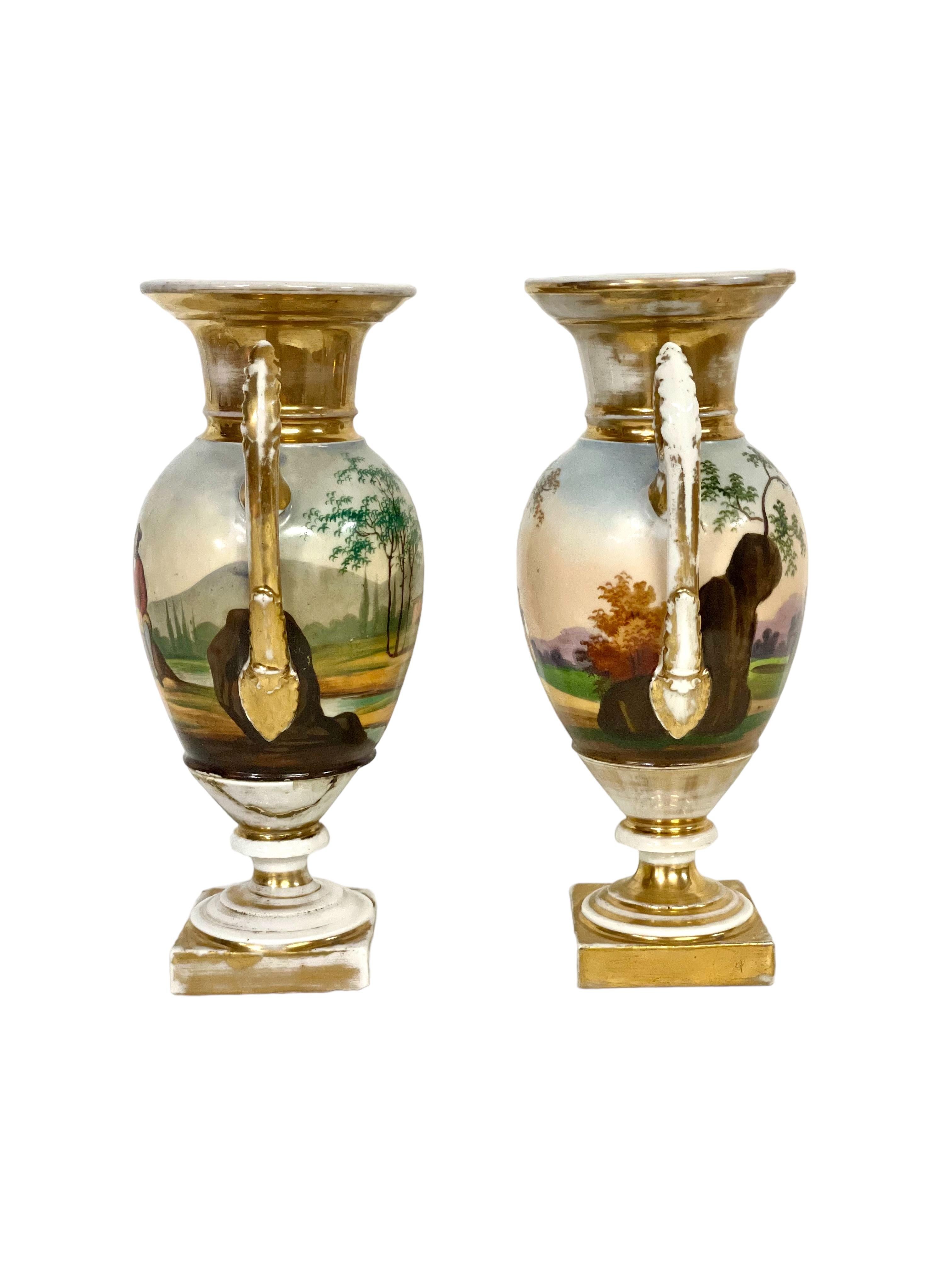 Paar handbemalte Pariser Porzellanurnen aus dem 19. Jahrhundert  im Angebot 6
