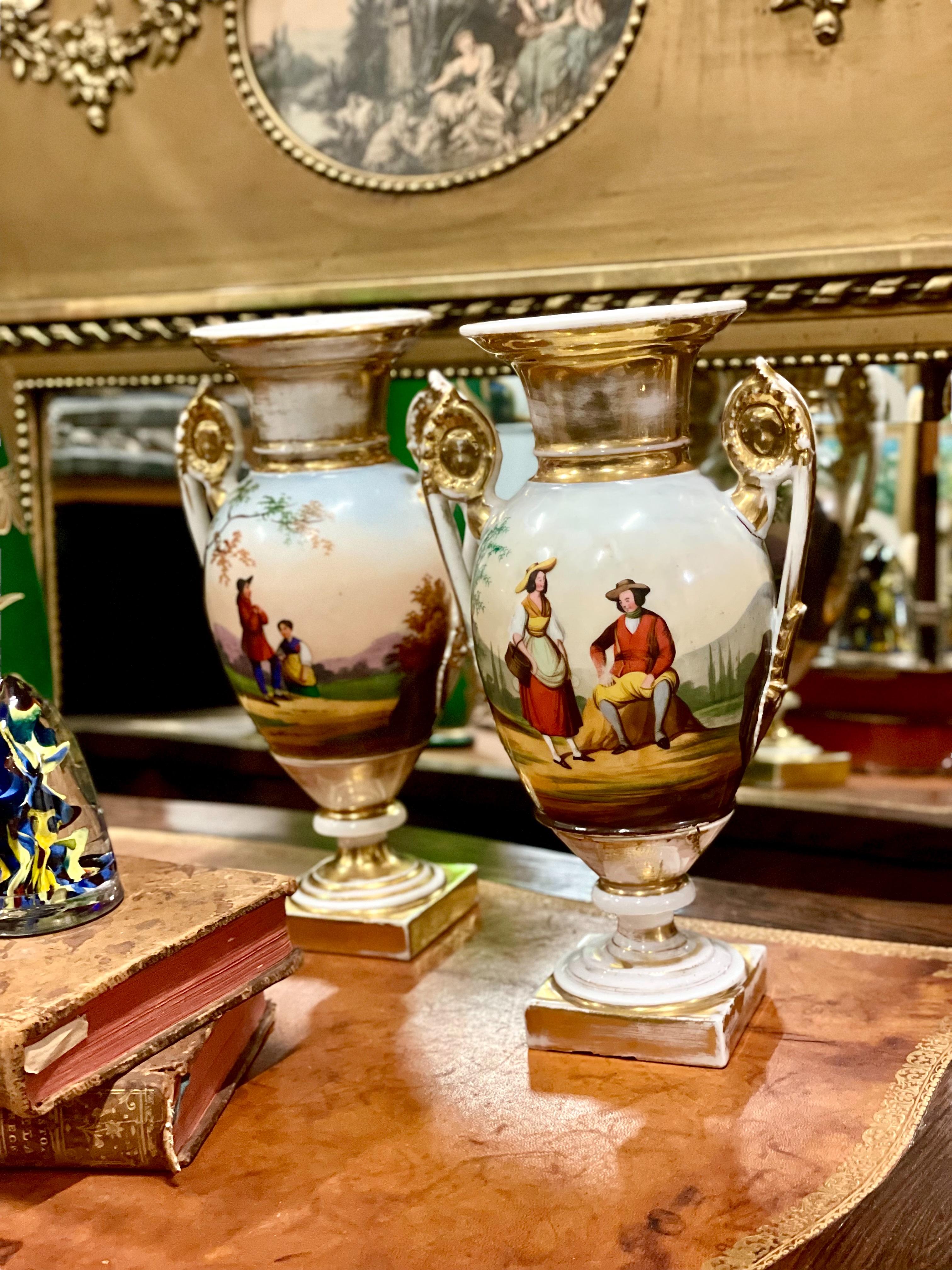 Paire d'urnes en porcelaine de Paris peintes à la main du 19ème siècle  en vente 7