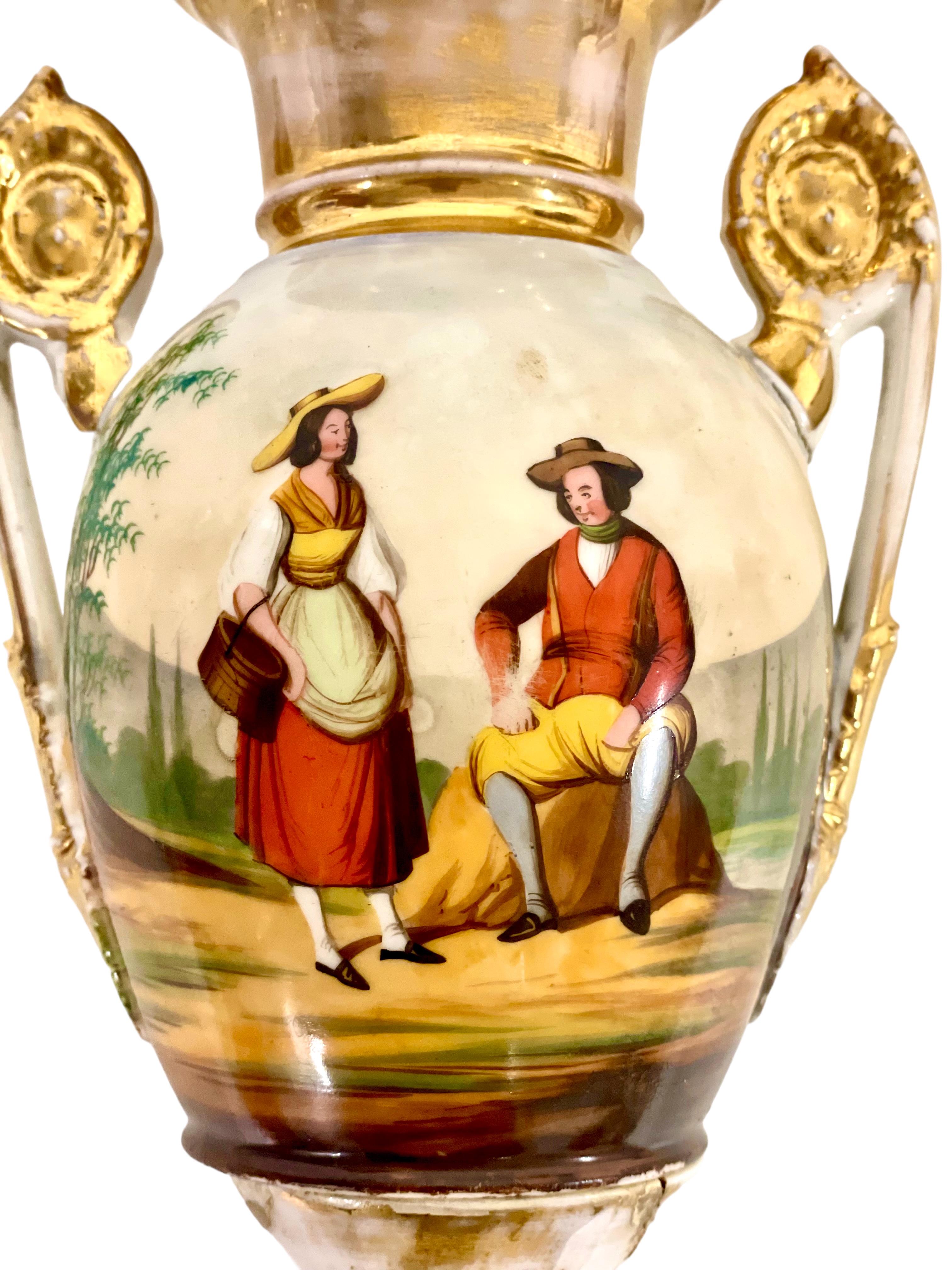 Napoléon III Paire d'urnes en porcelaine de Paris peintes à la main du 19ème siècle  en vente