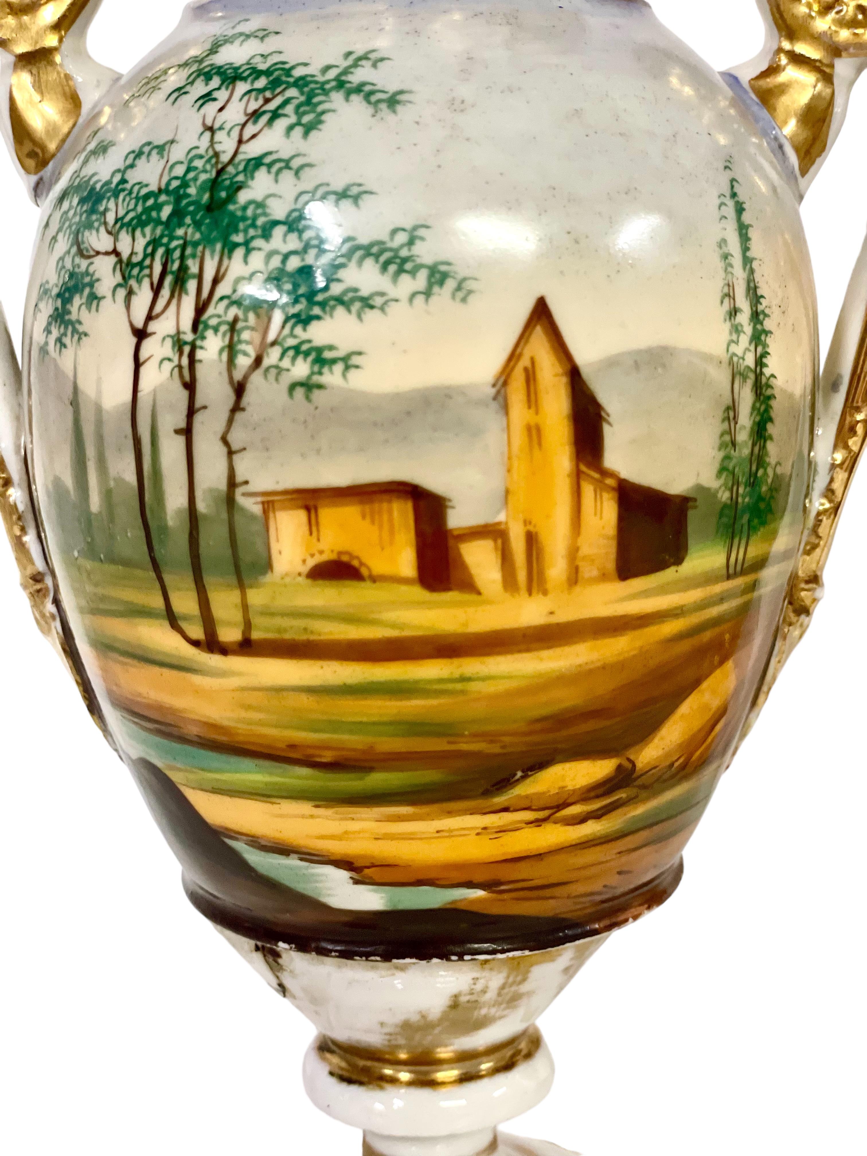 Français Paire d'urnes en porcelaine de Paris peintes à la main du 19ème siècle  en vente