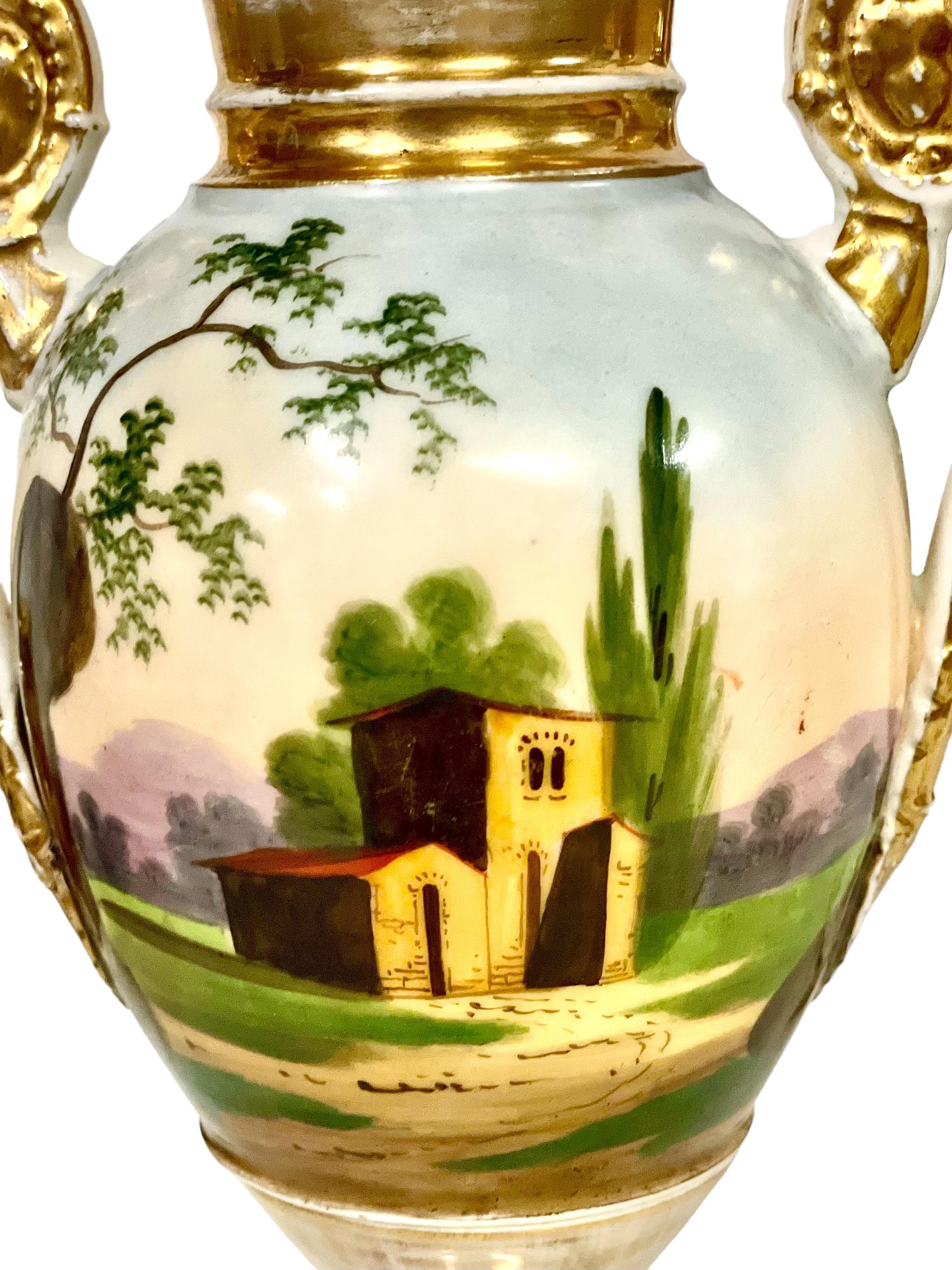 XIXe siècle Paire d'urnes en porcelaine de Paris peintes à la main du 19ème siècle  en vente