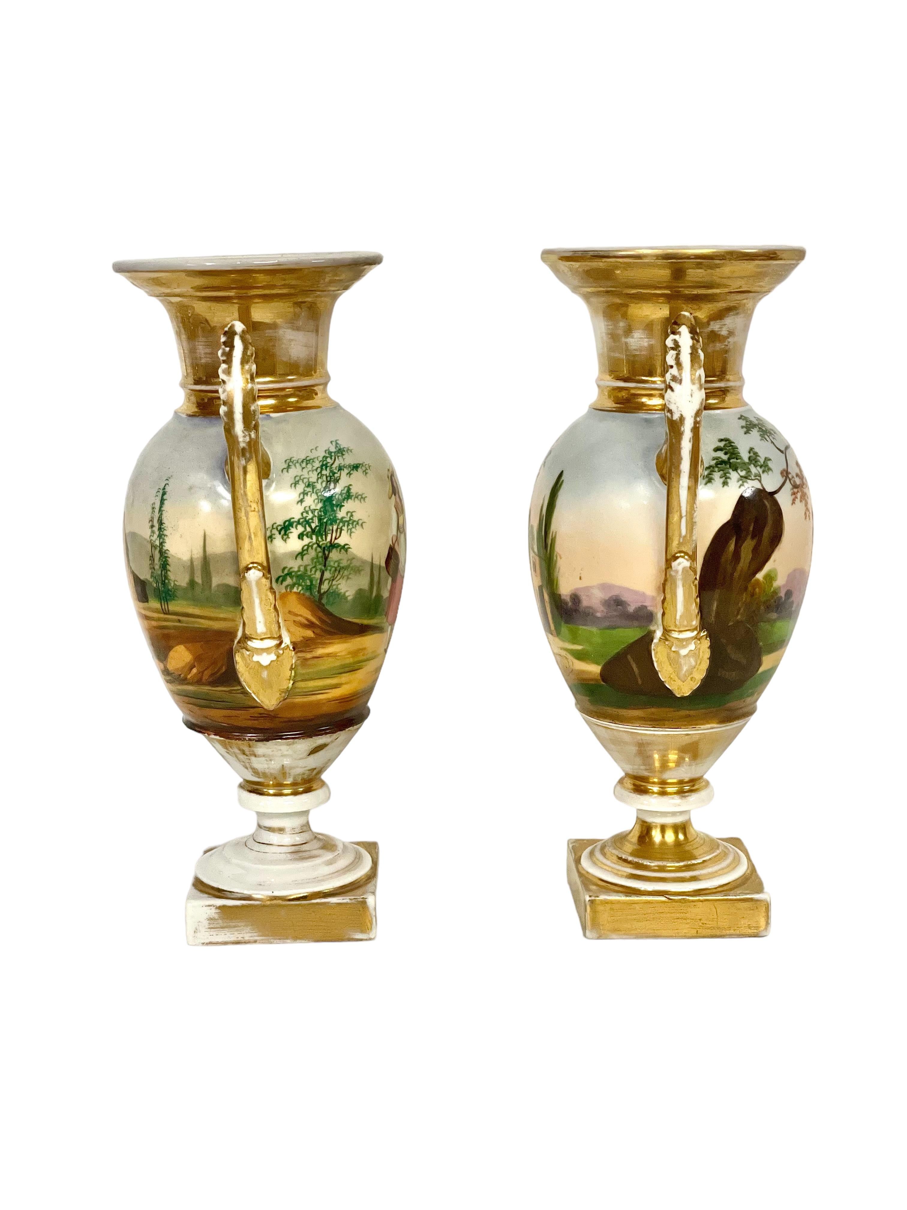Porcelaine Paire d'urnes en porcelaine de Paris peintes à la main du 19ème siècle  en vente