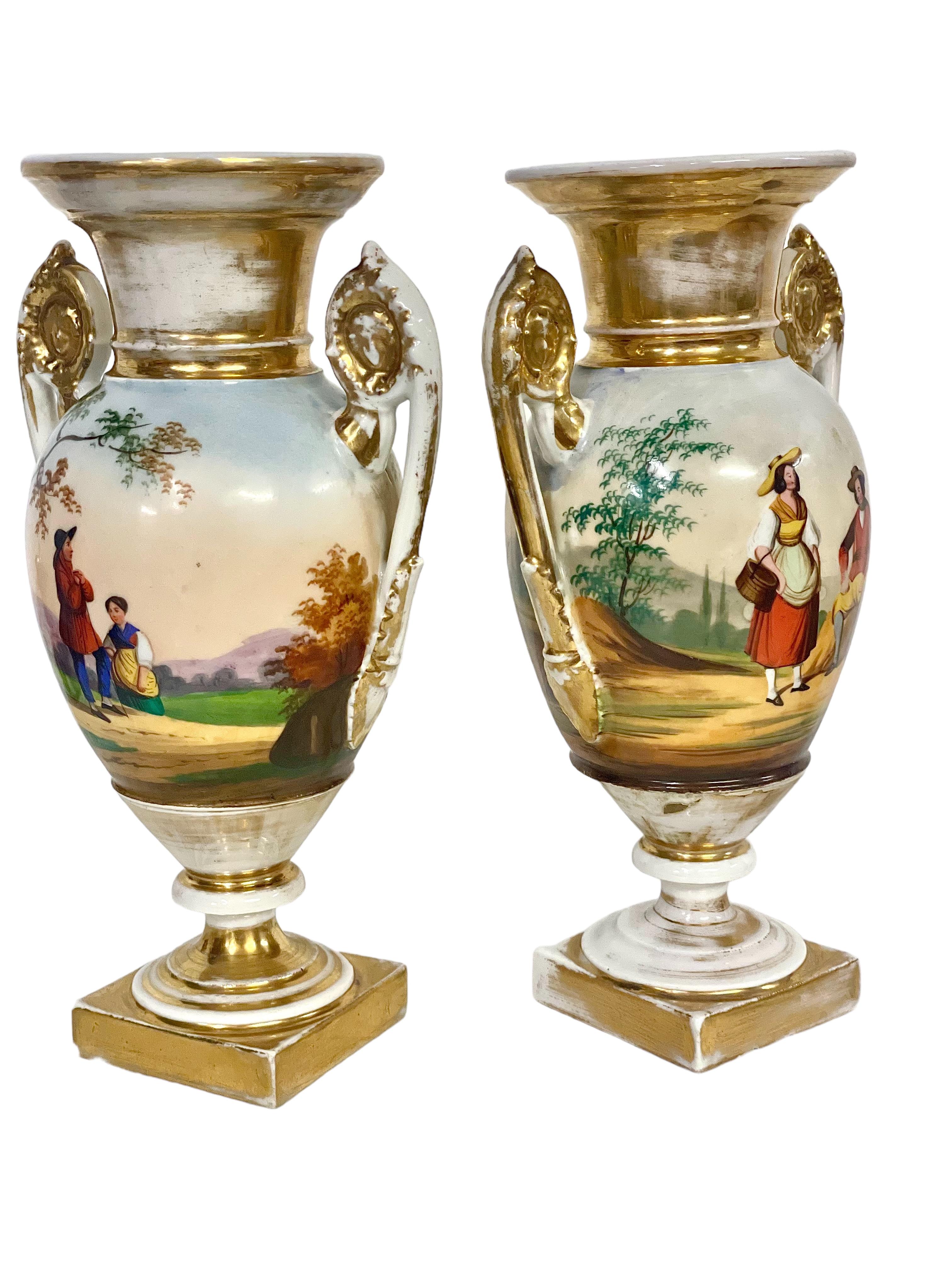 Paar handbemalte Pariser Porzellanurnen aus dem 19. Jahrhundert  im Angebot 3