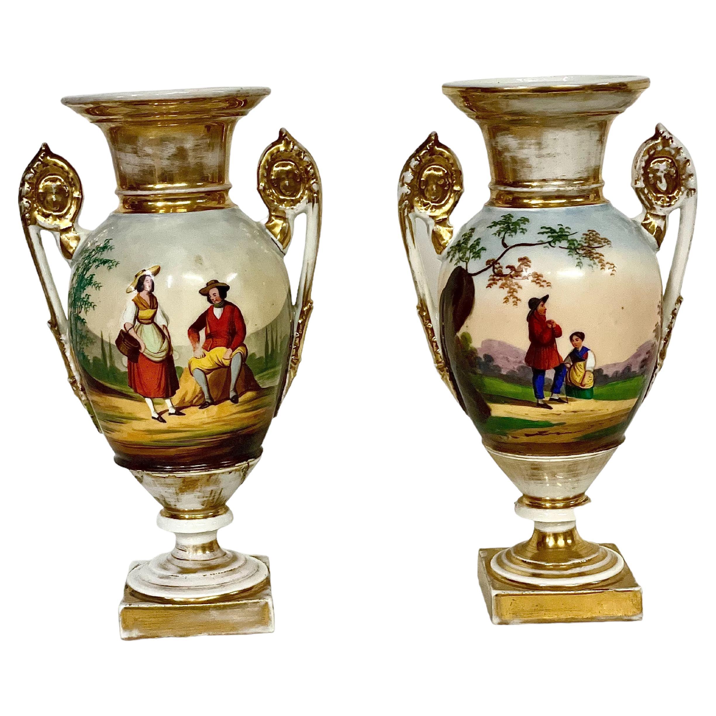 Paar handbemalte Pariser Porzellanurnen aus dem 19. Jahrhundert  im Angebot