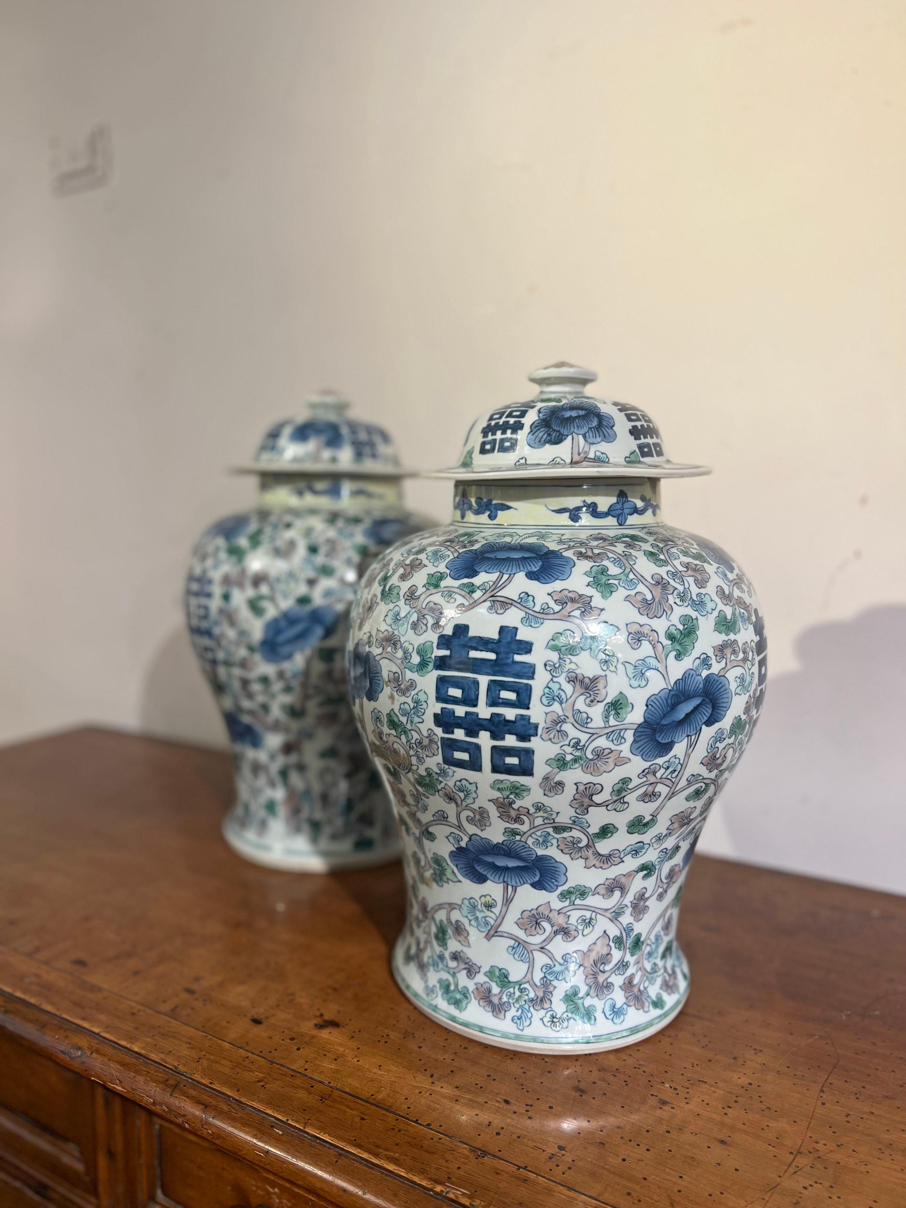 par de vasijas de porcelana del periodo qing del siglo xix Qing en venta