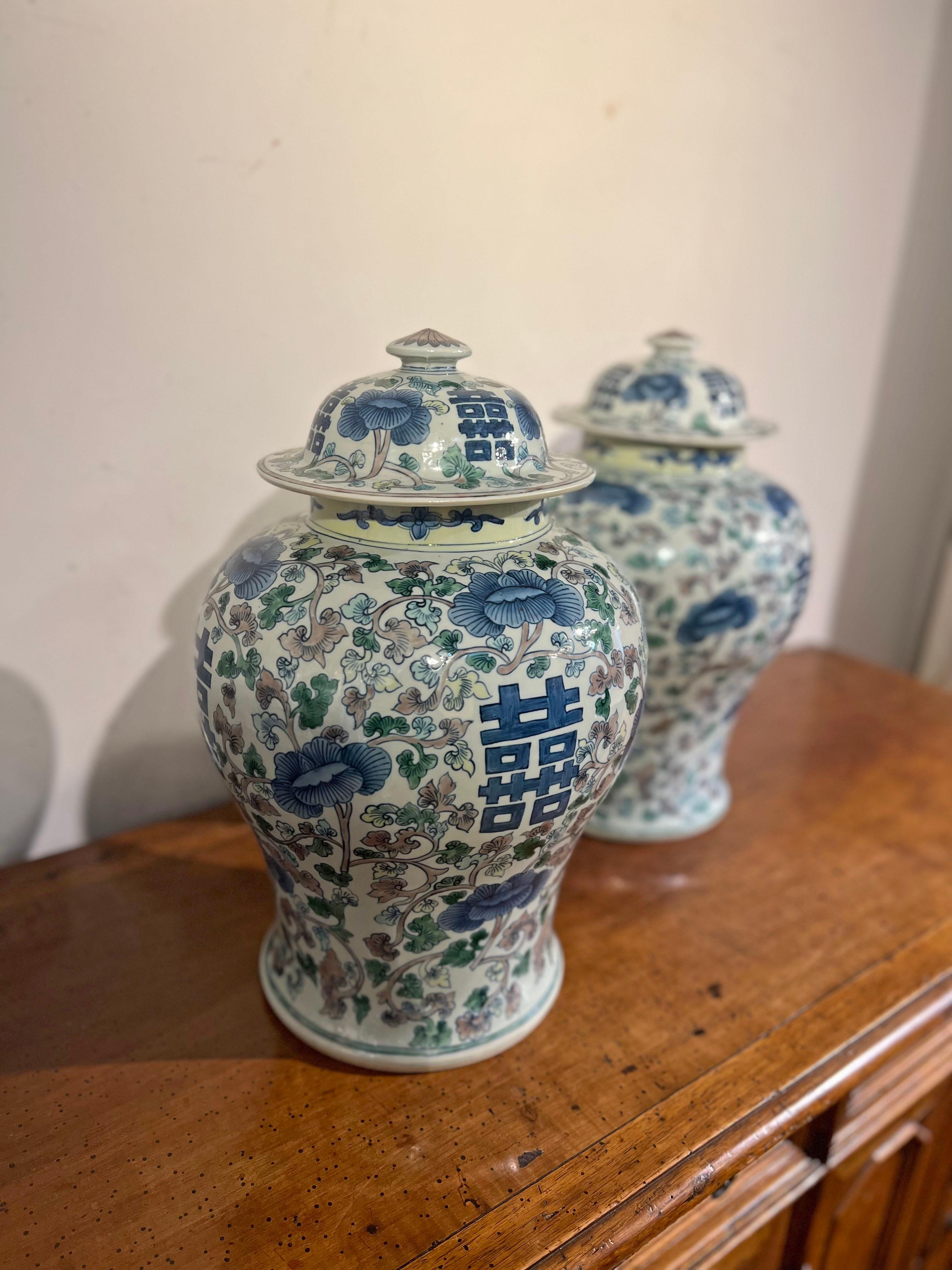 par de vasijas de porcelana del periodo qing del siglo xix Chinese en venta