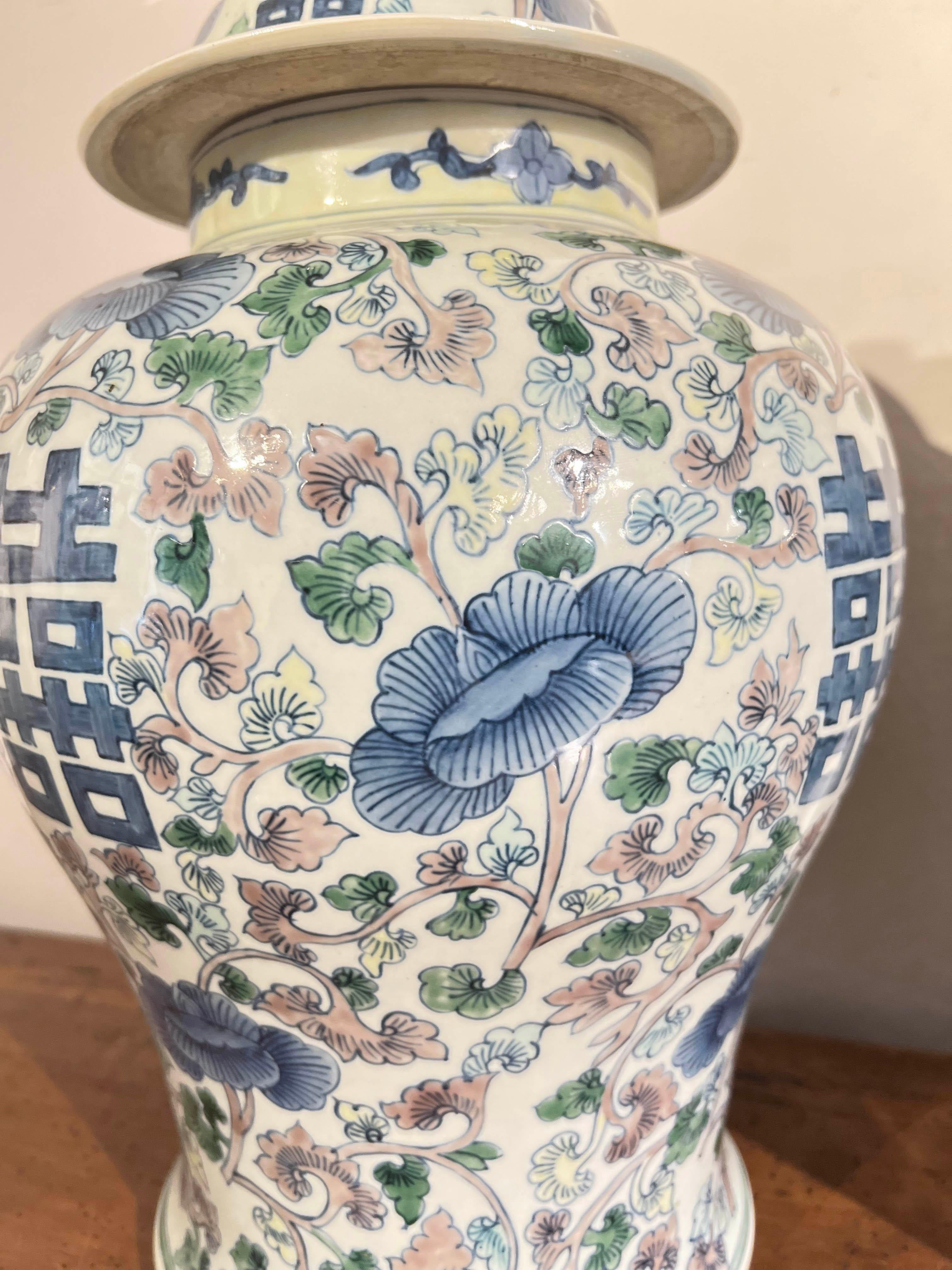 par de vasijas de porcelana del periodo qing del siglo xix Hecho a mano en venta