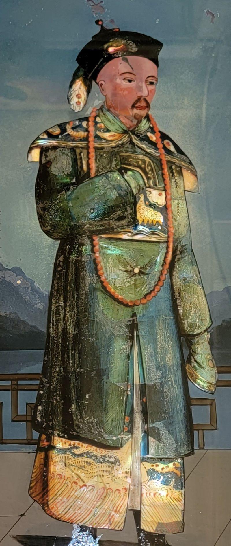 Paire de peintures chinoises sur verre peintes à l'envers.  Il y a du papier d'art dans le cadre qui a l'apparence de la nacre pour montrer à travers le verre et ajouter un effet aux photos/dessins. chaque mesure - 13w x 28h x 1d