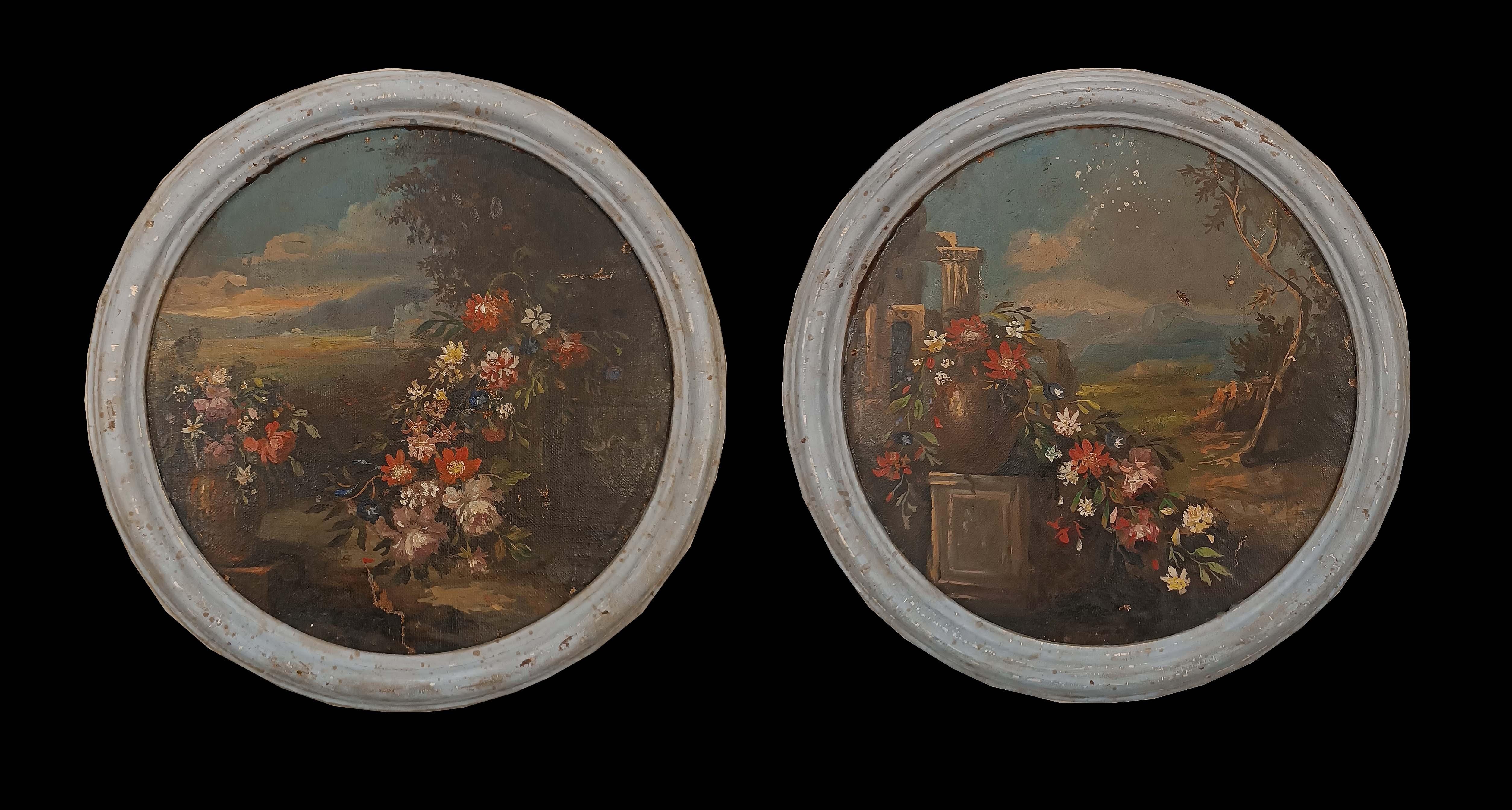 Elegante pareja de pequeños óleos redondos sobre lienzo, aplicados sobre tabla de álamo. Los dos cuadros están enmarcados en un marco redondo de madera pintado al temple magro. Ambas representan vistas paisajísticas y naturalistas, caracterizadas