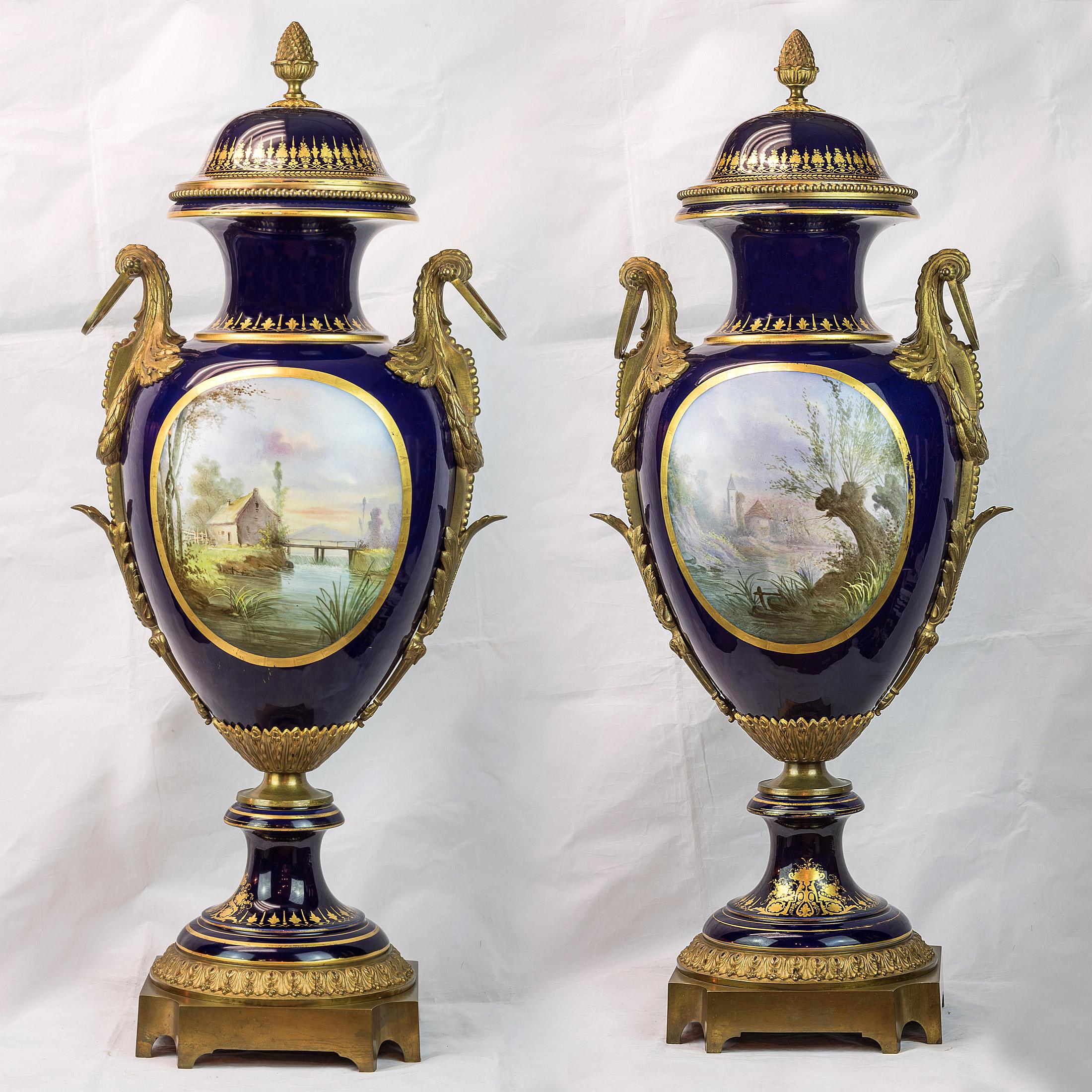 Importante paire de vases en porcelaine de Sèvres bleu cobalt montés en bronze doré, avec des portraits et des scènes peints à la main au recto et au verso.

Date : vers 1880
Origine : Français
Dimension : 38 in. x 16 1/2 in.
 