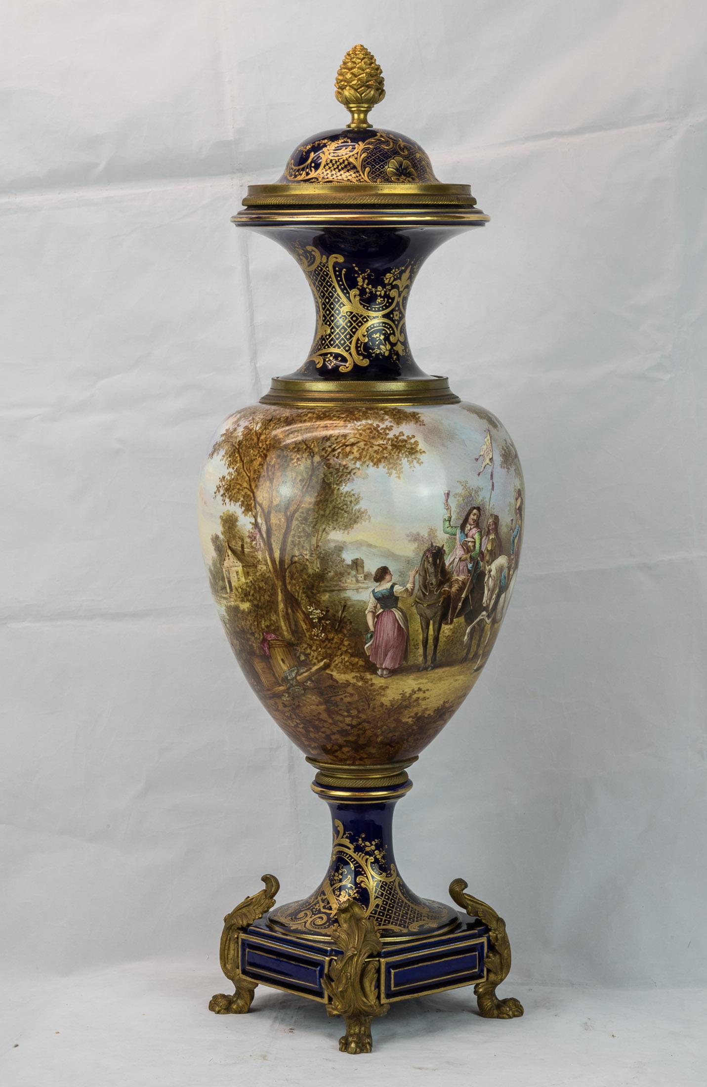 Français Paire de vases en porcelaine bleu cobalt montés en bronze doré, style Sèvres, 19e siècle en vente
