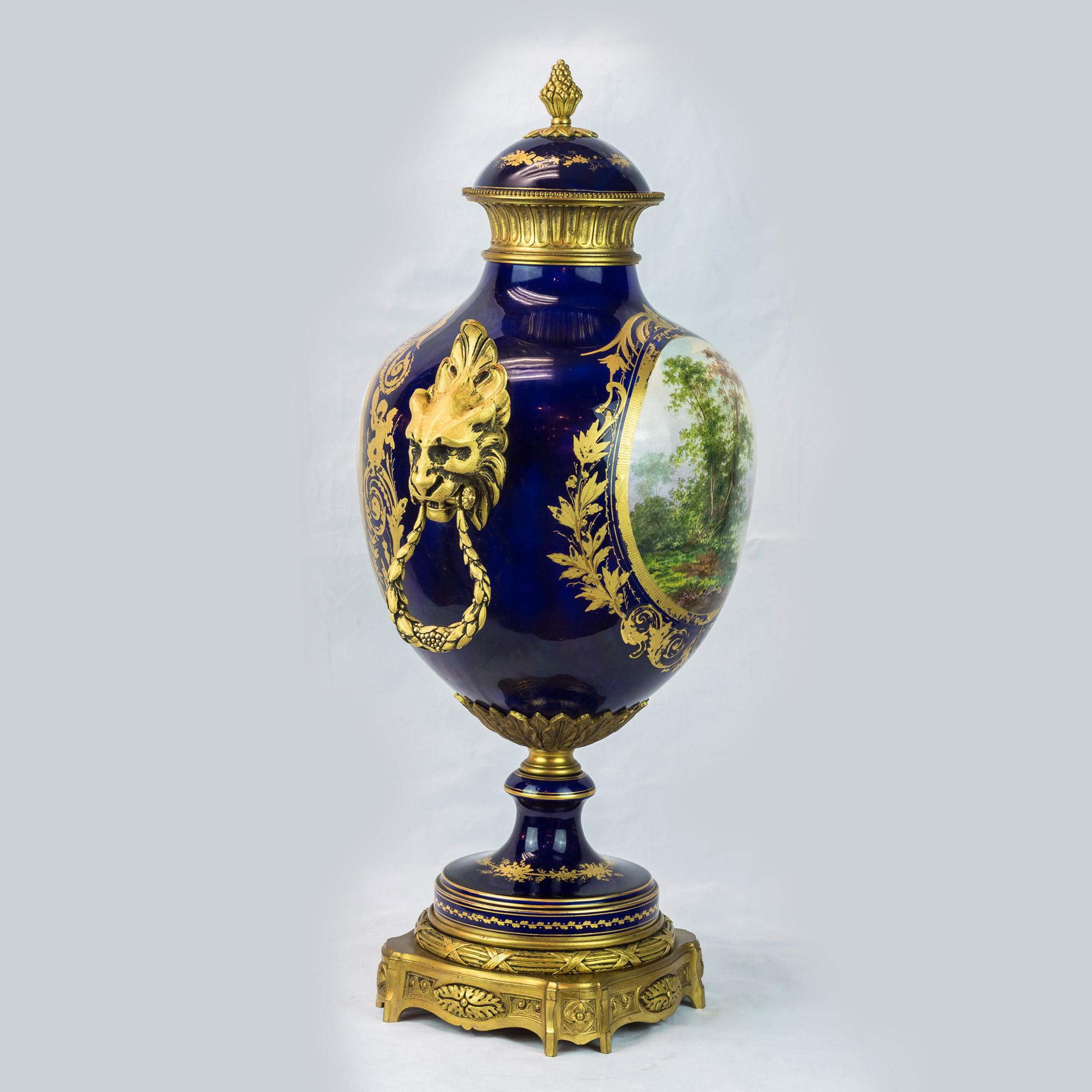 Français paire de vases en porcelaine bleu cobalt de style Sèvres du 19ème siècle montés en ormolu en vente