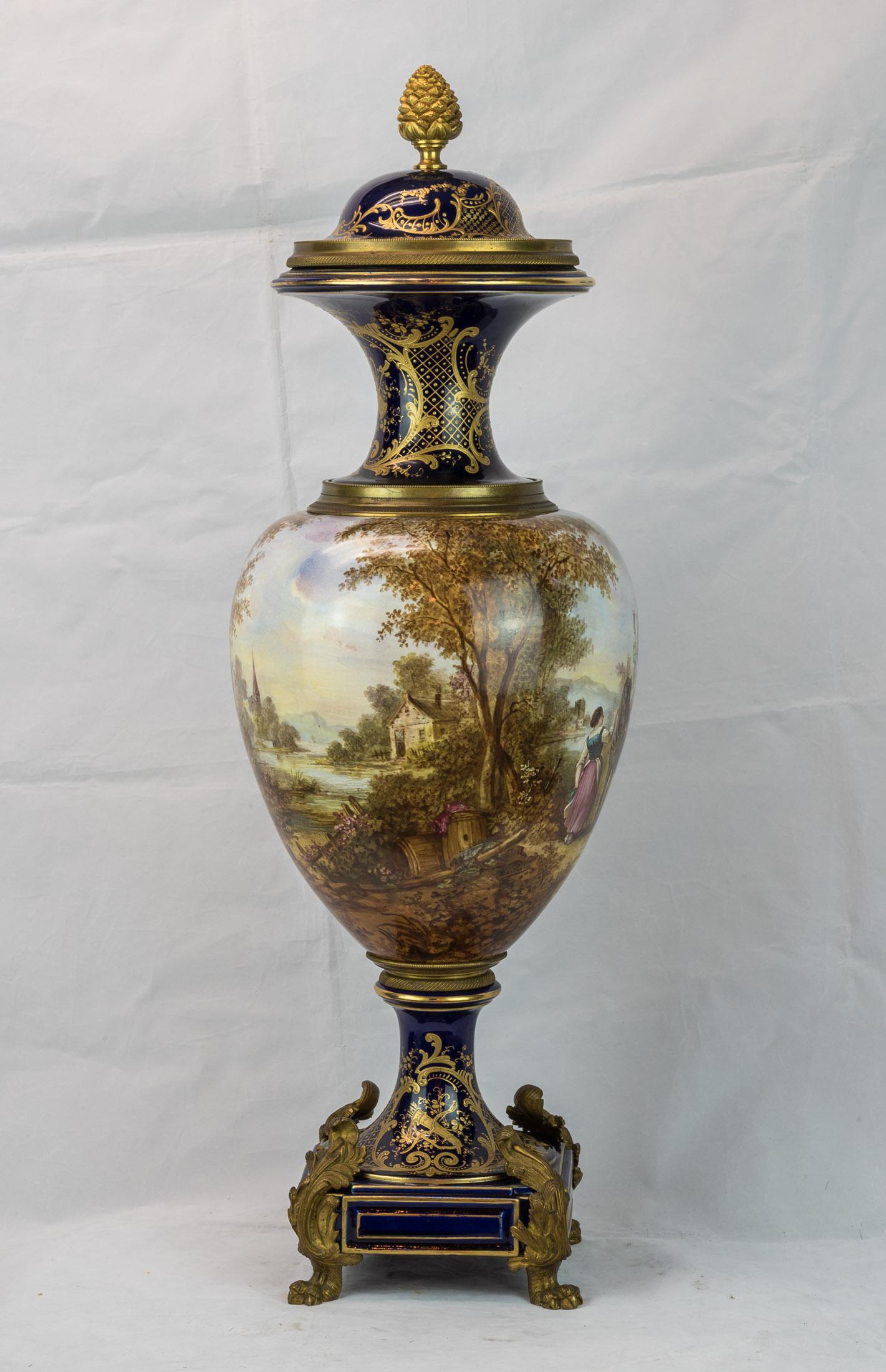 Doré Paire de vases en porcelaine bleu cobalt montés en bronze doré, style Sèvres, 19e siècle en vente