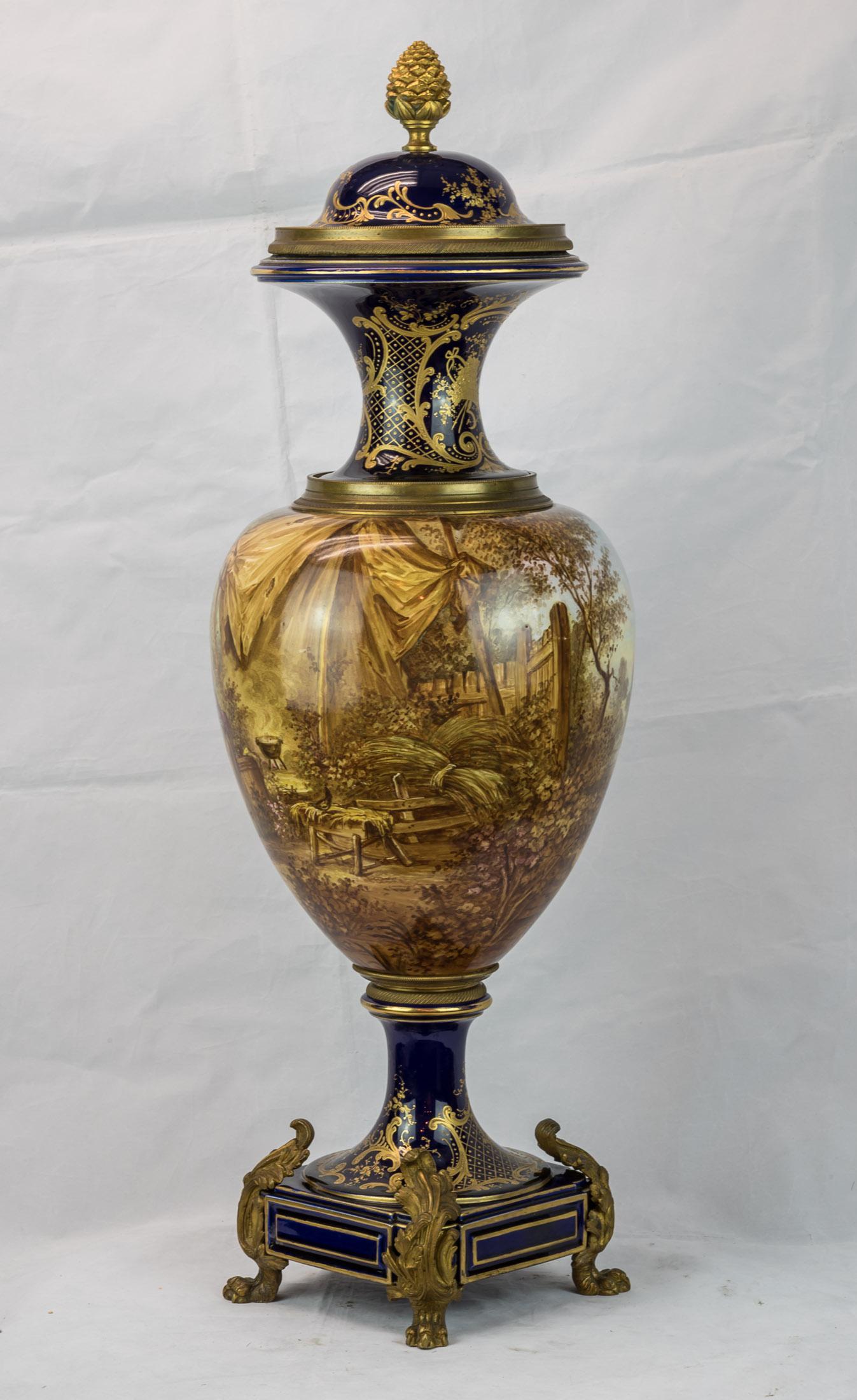 Porcelaine Paire de vases en porcelaine bleu cobalt montés en bronze doré, style Sèvres, 19e siècle en vente