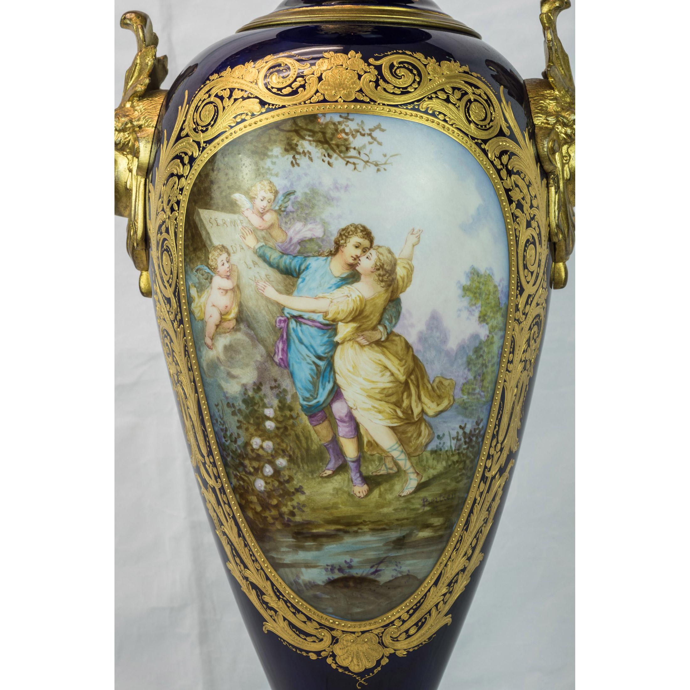 Francese Coppia di vasi in stile Sèvres con montatura in bronzo dorato e blu cobalto del XIX secolo in vendita