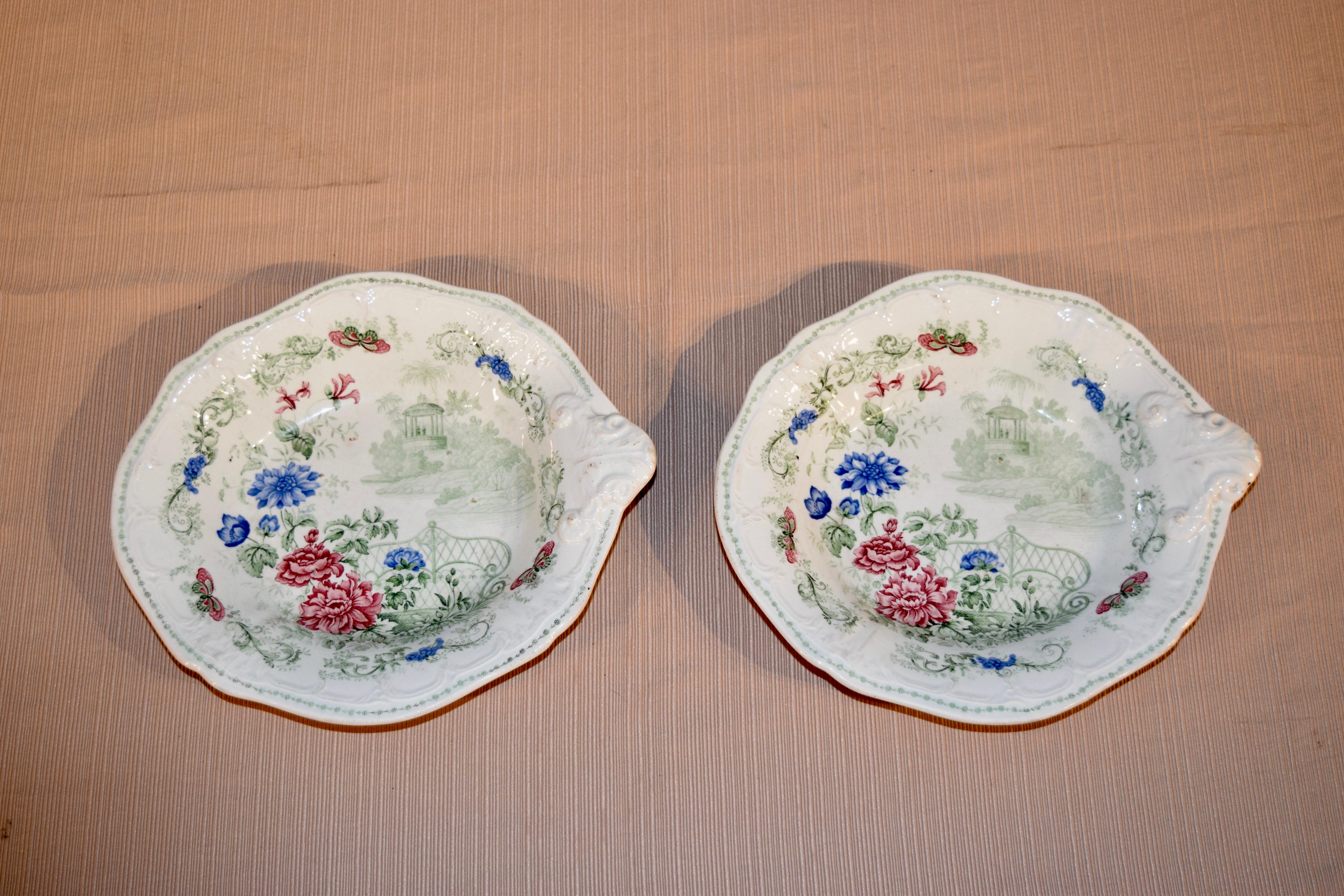 Pareja de platos perfilados del siglo XIX Victoriano en venta