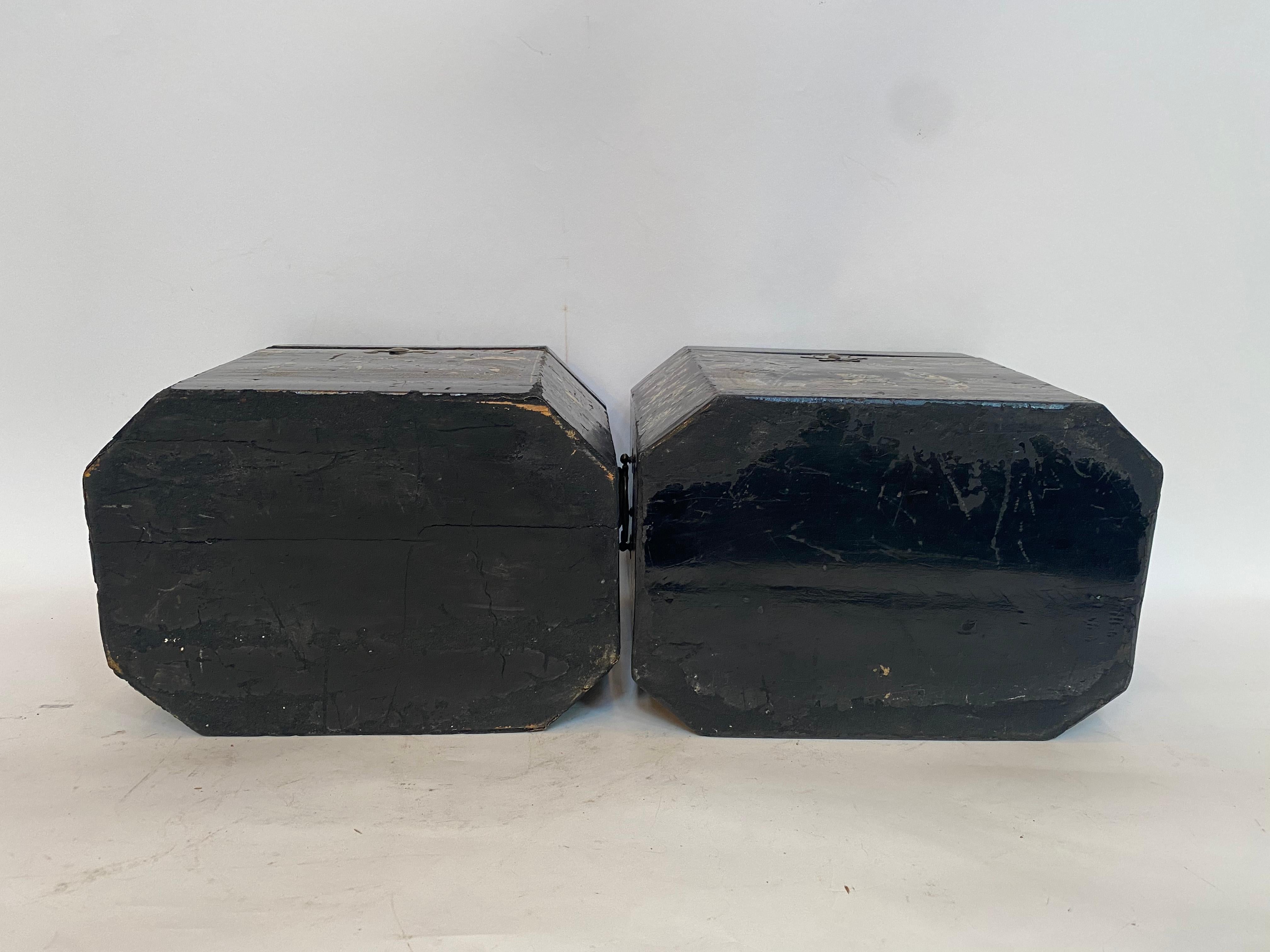 19th Century Two Shell Inlaid Black Lacquer Big Chinese Storage Boxes For Sale 13