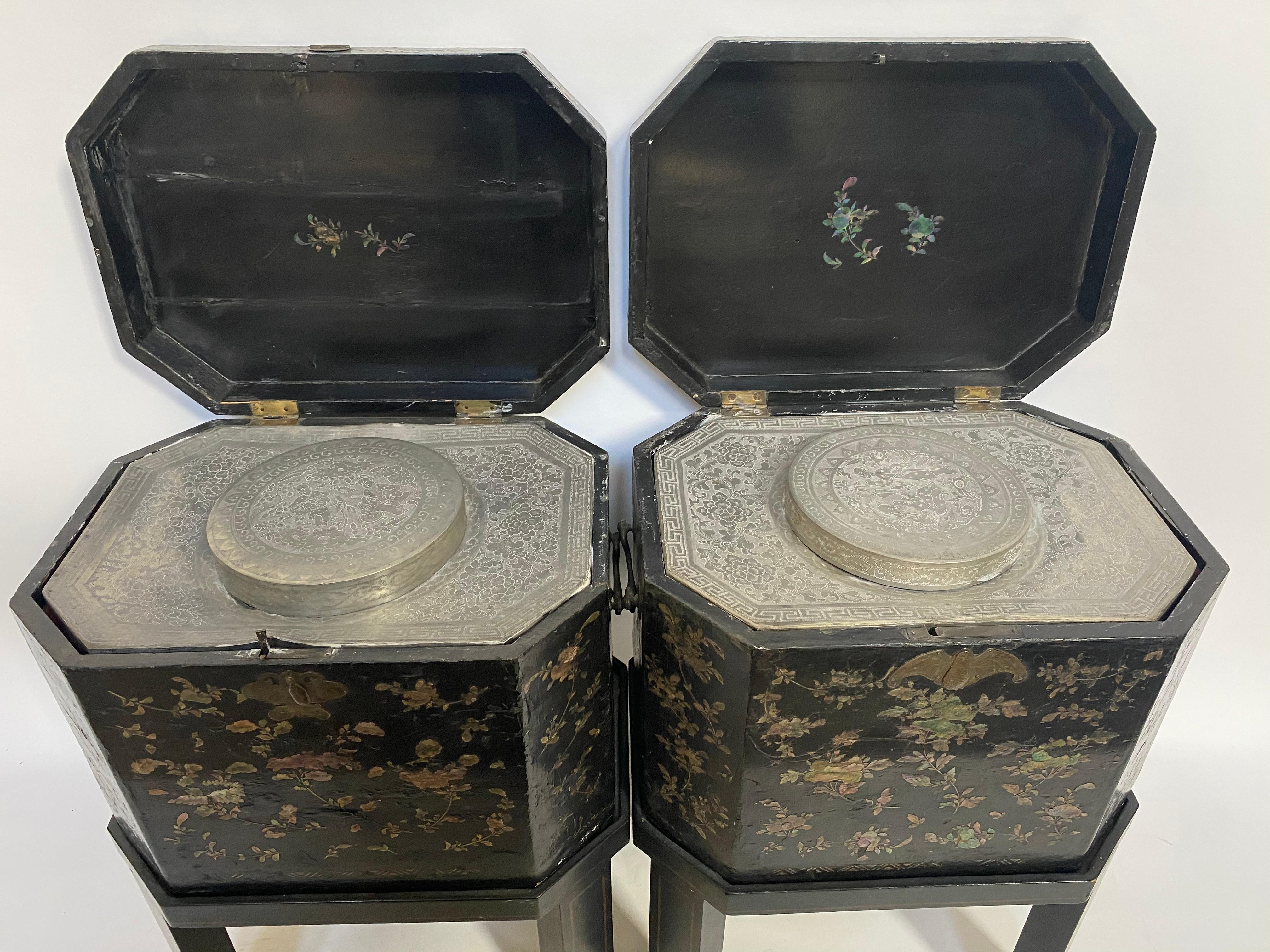 19th Century Unique Pair of Shell Inlaid Black Lacquer Big Chinese Tea Caddies For Sale 5