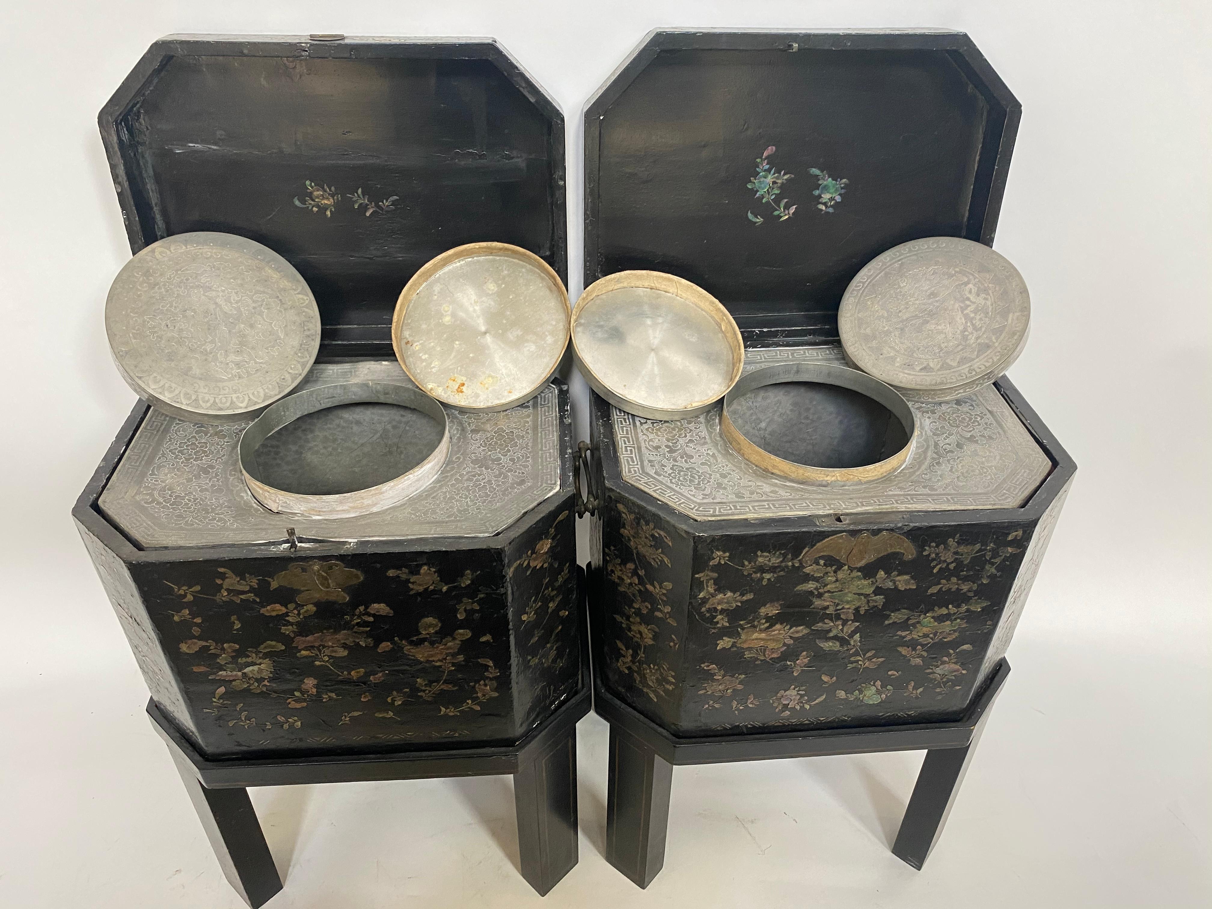Paire unique de grandes boîtes à thé chinoises du 19ème siècle en laque noire incrustée de coquillages en vente 3