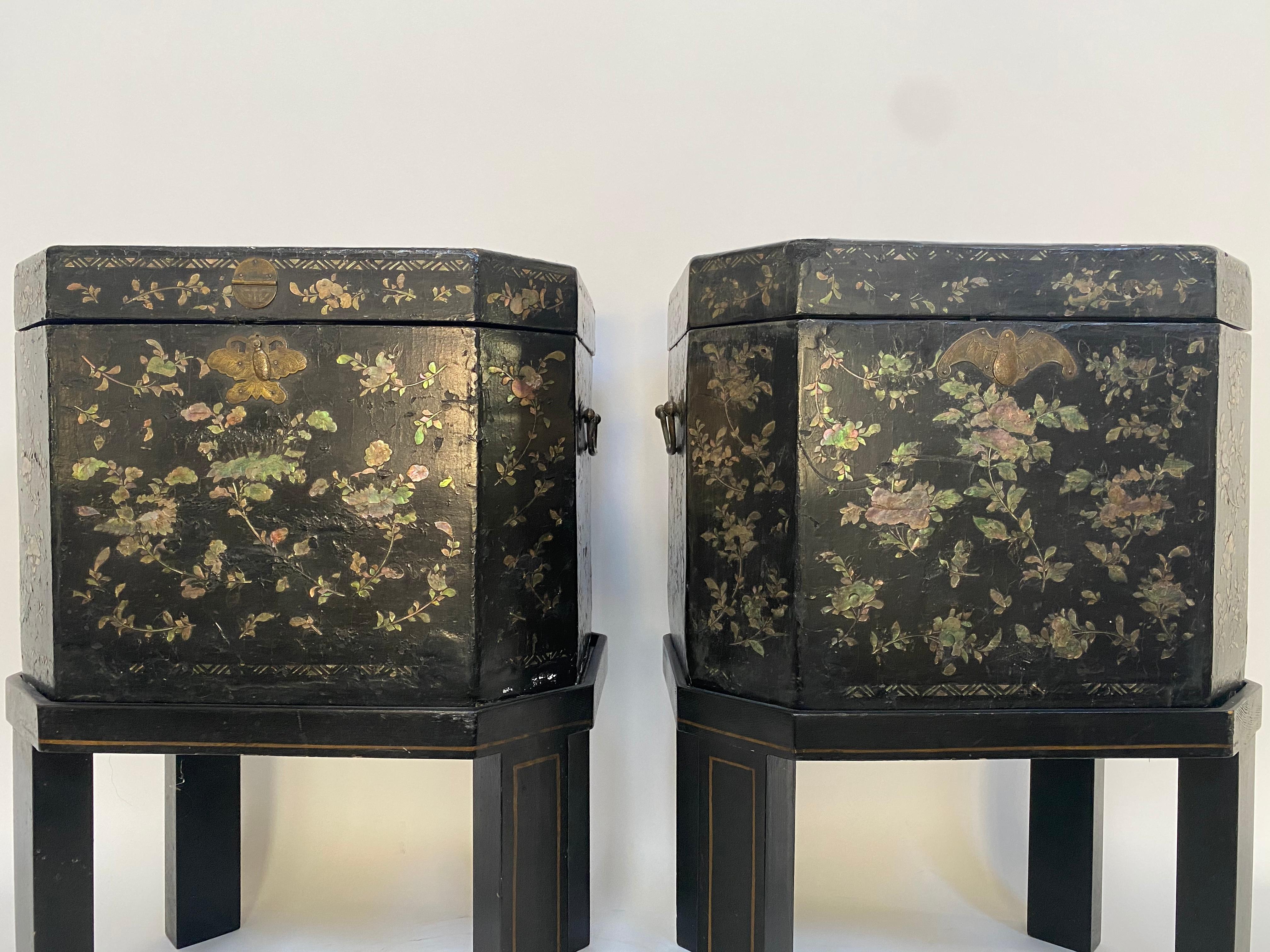 Hand-Crafted 19th Century Unique Pair of Shell Inlaid Black Lacquer Big Chinese Tea Caddies For Sale