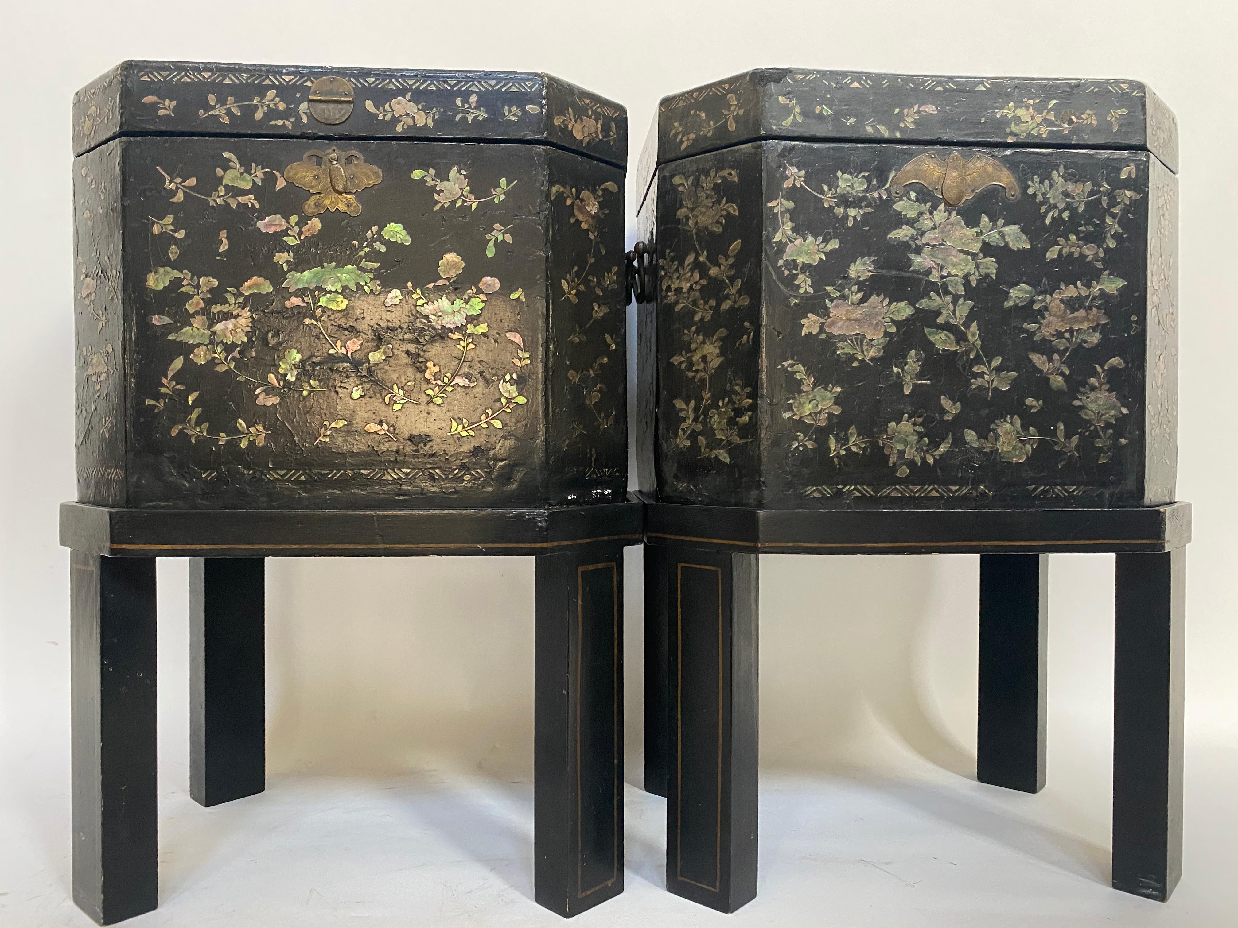 19th Century Unique Pair of Shell Inlaid Black Lacquer Big Chinese Tea Caddies For Sale 3