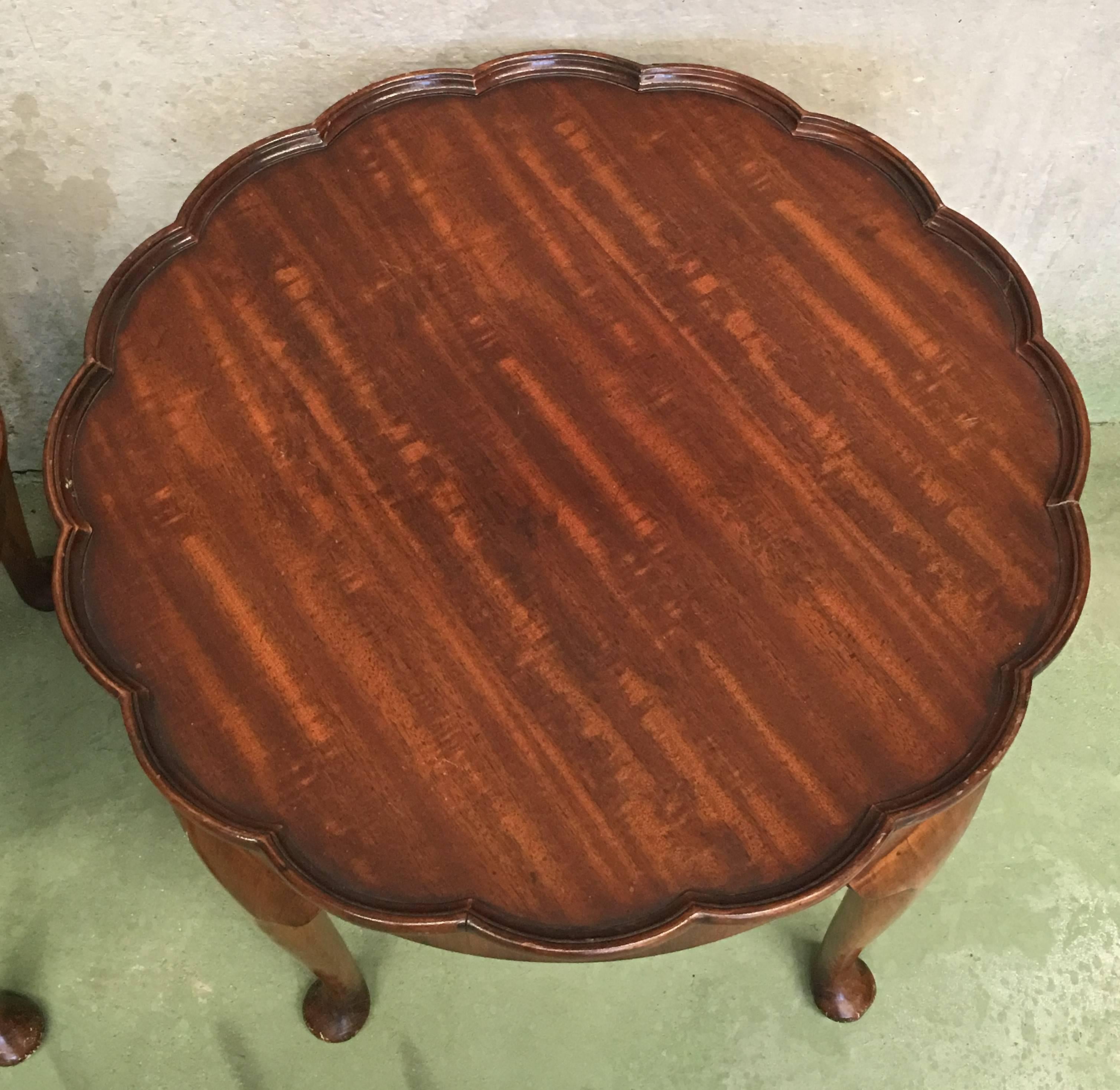 19th Century Pair of Side Salon Tables with Piecrust Fleur Top in Walnut In Good Condition In Miami, FL