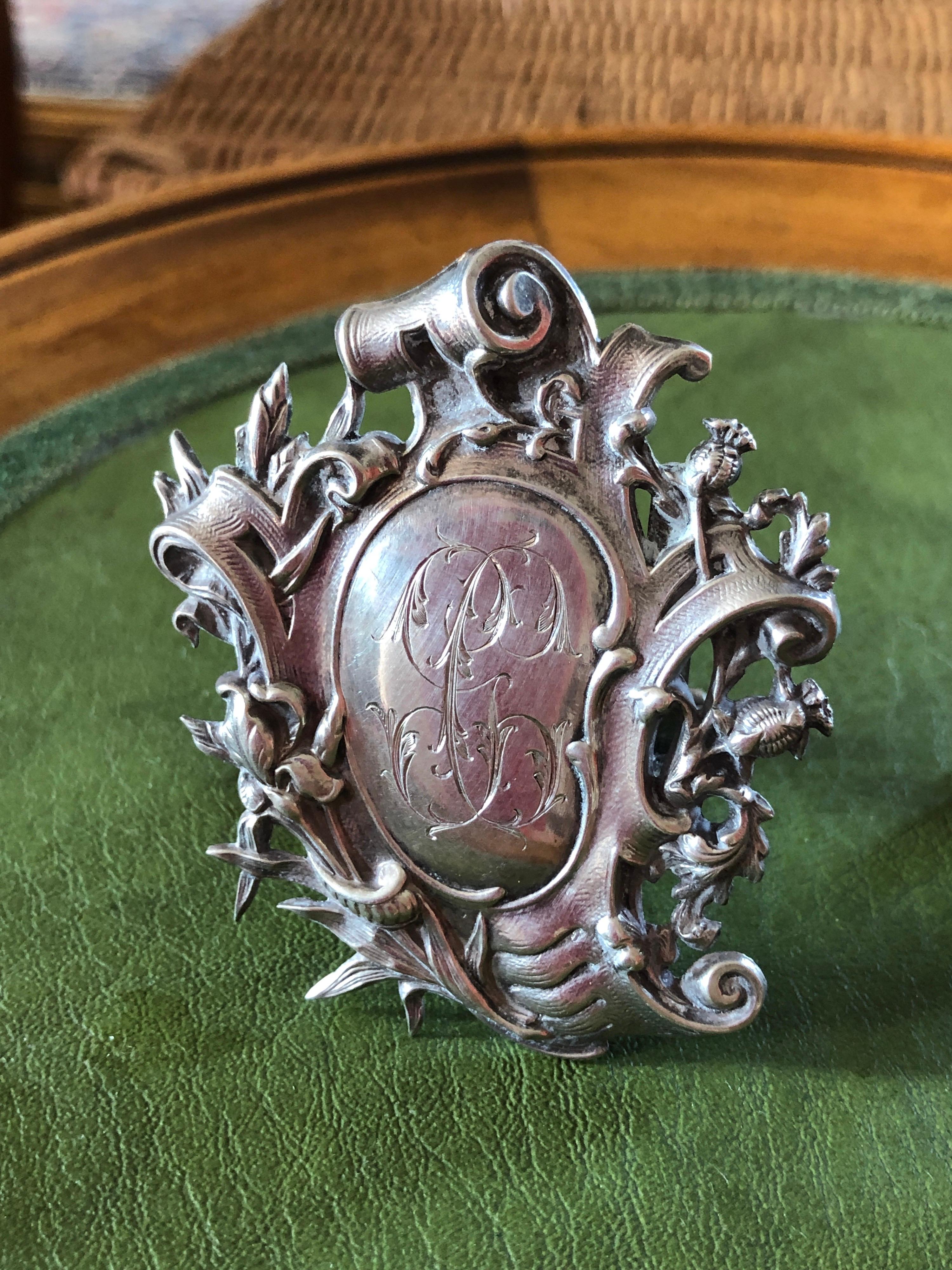 Sculpté à la main Paire de porte-manteaux en argent du 19ème siècle avec médaillon et décoration florale en vente