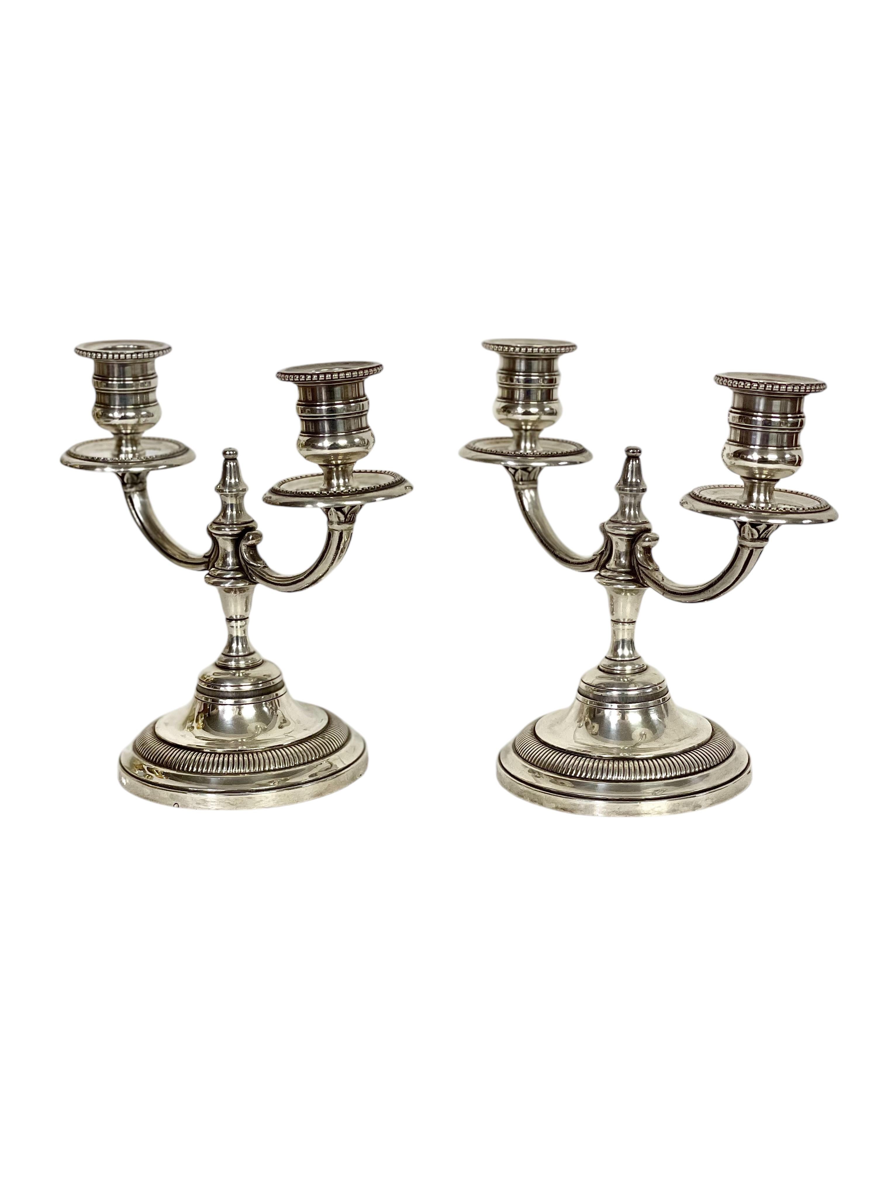 Questa raffinata coppia di candelabri placcati in argento risale alla fine del XIX secolo e mostra un'eleganza e una maestria senza tempo. Ogni candelabro presenta un design classico con due graziosi bracci che si estendono da una colonna centrale,