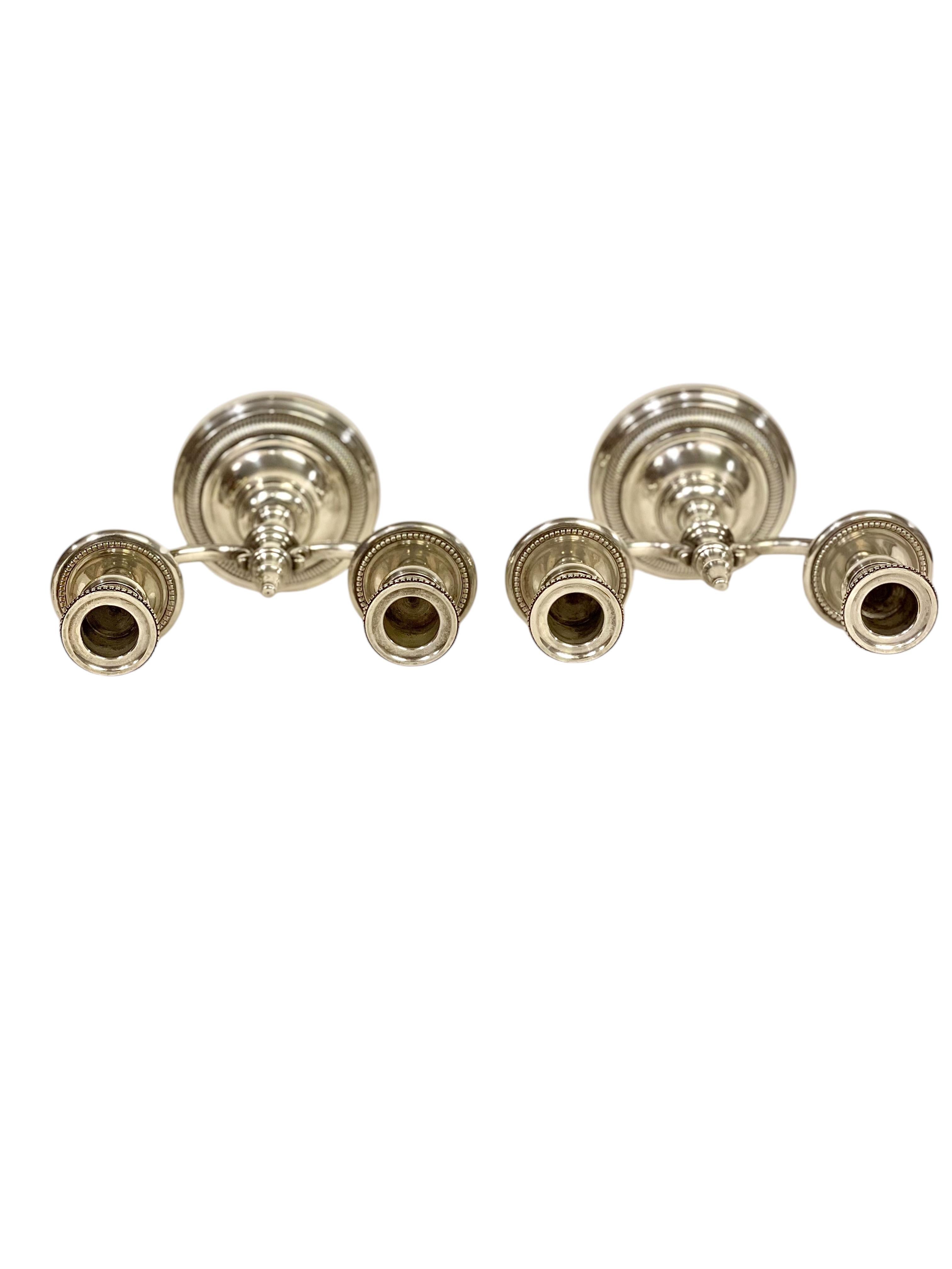 Francese Coppia di candelabri in bronzo placcato argento del XIX secolo in vendita